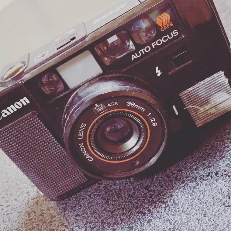 南條有香さんのインスタグラム写真 - (南條有香Instagram)「ボロボロのフィルムカメラ。 フィルムカメラすきだなーーー #フィルムカメラ #オートボーイ #canon #1979 #私より10歳年上 #とっても愛しい #ってことは41歳のカメラさん #これからもよろしくね」8月25日 20時19分 - nanjoyuka_libera