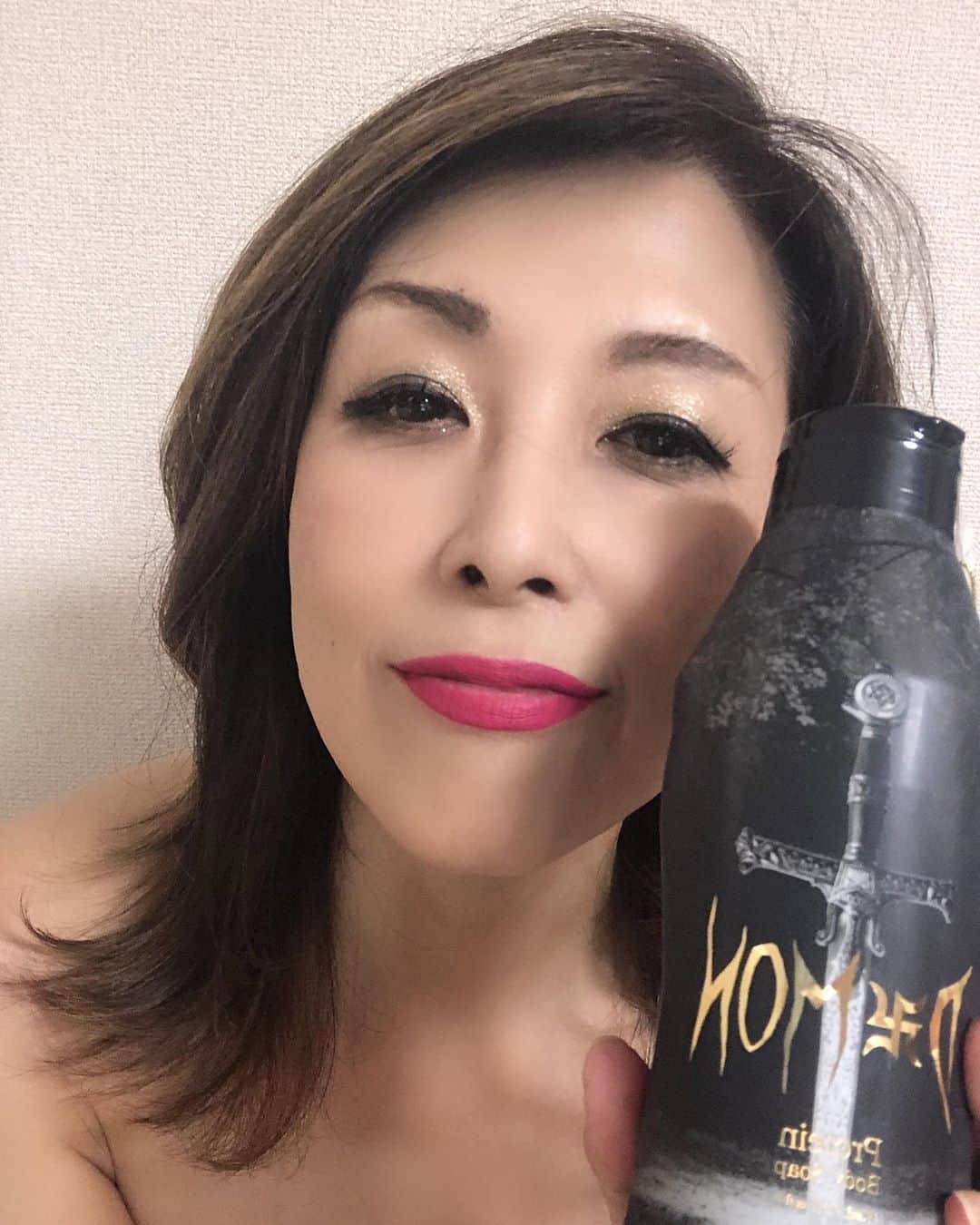 Naoko（なおこ）さんのインスタグラム写真 - (Naoko（なおこ）Instagram)「@daemon703  ボディソープ  . ストーリー見てね。 . しばらく メーカーさんの投稿 続きます。 . なぜか 化粧品の依頼が多く 悩んだんですけど 逆にこんなに 色んなメーカーを 比較できる チャンスは ないと お受けすることに🤍✨ . どこのメーカーさんも 他社さんとの競合を 同意していただき、 自社化粧品への 並々ならぬ自信が 垣間見えまする👌😄 おもしろくなってきました‼️ . . 女子のみなさん、 次つぎに ご紹介する製品 私なりの感想を つらつらと 書いていきますので 乞うご期待くださいませ❤️  . . #化粧品#美肌ケア #筋トレ男子#筋トレ女子#筋トレ女子と繋がりたい #美ボディ#ボディメイク#筋トレダイエット#フィジーカー#トレーニング #ワークアウト #フィットネスウェア#美尻  #アラフィフ#熊本#なおこ語録 #fitnesswear #bodymake#training#trainingwomen#workout#gym#anytime #Housemusic#pro.fit.kumamoto #m2gymkumamoto  #kumamoto」8月25日 20時25分 - smile_naohibi
