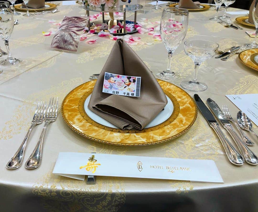 佐野千晃のインスタグラム：「大学の時のインカレサークルで知り合ったあずの結婚式でした🤤﻿ ﻿ マスクとか消毒とかたくさん気をつけてコロナ対策も出来ていて幸せいっぱいの式でした🤤﻿ ﻿ 久しぶりにお酒をいっぱい飲んで久しぶりにガッツリメイクした日でした🤤﻿ ﻿ あずおめでとううううううぅぅうううぅううぅうう﻿ ﻿ #natural #healthy #good #gilrs #gilr #cool #cute #ooted #selfie #self #face #スポーツ女子 #スポーツ #ハワイ #笑顔 #ひまわり#結婚式 #おめでとう」