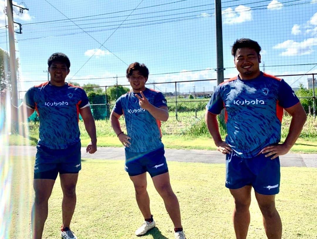 立川理道のインスタグラム：「今日はルーキーFWに注目。 ①どんなに編集してもけんしの色黒は明るくなりません。。 @knsk53  @kenshi_0917  @gaku_rug01  ②先輩LOの話を聞く @gngagogagkgi  @konno_tatsuro  @a.a.aokisan  ③へそ見せけんし @kenshi_0917  @gngagogagkgi  岡田くんの顔。。 @ichidairajanai  @kazy_25  ④これがのぶの真骨頂 @hisanobu6391  ⑤けんし多いなー。笑 @kenshi_0917  ⑥タックルスキル練習 @knsk53  ⑦まーたけんし @kenshi_0917  ⑧腕めくるな。笑 @hisanobu6391  ⑨Ｘ脚のがくと @gaku_rug01  ⑩熱血スクラムコーチ佐川さん @tuti_tuti0319 は別メニューの為、写真無しですが、また撮ります！笑  次はだれにしようかなー。」