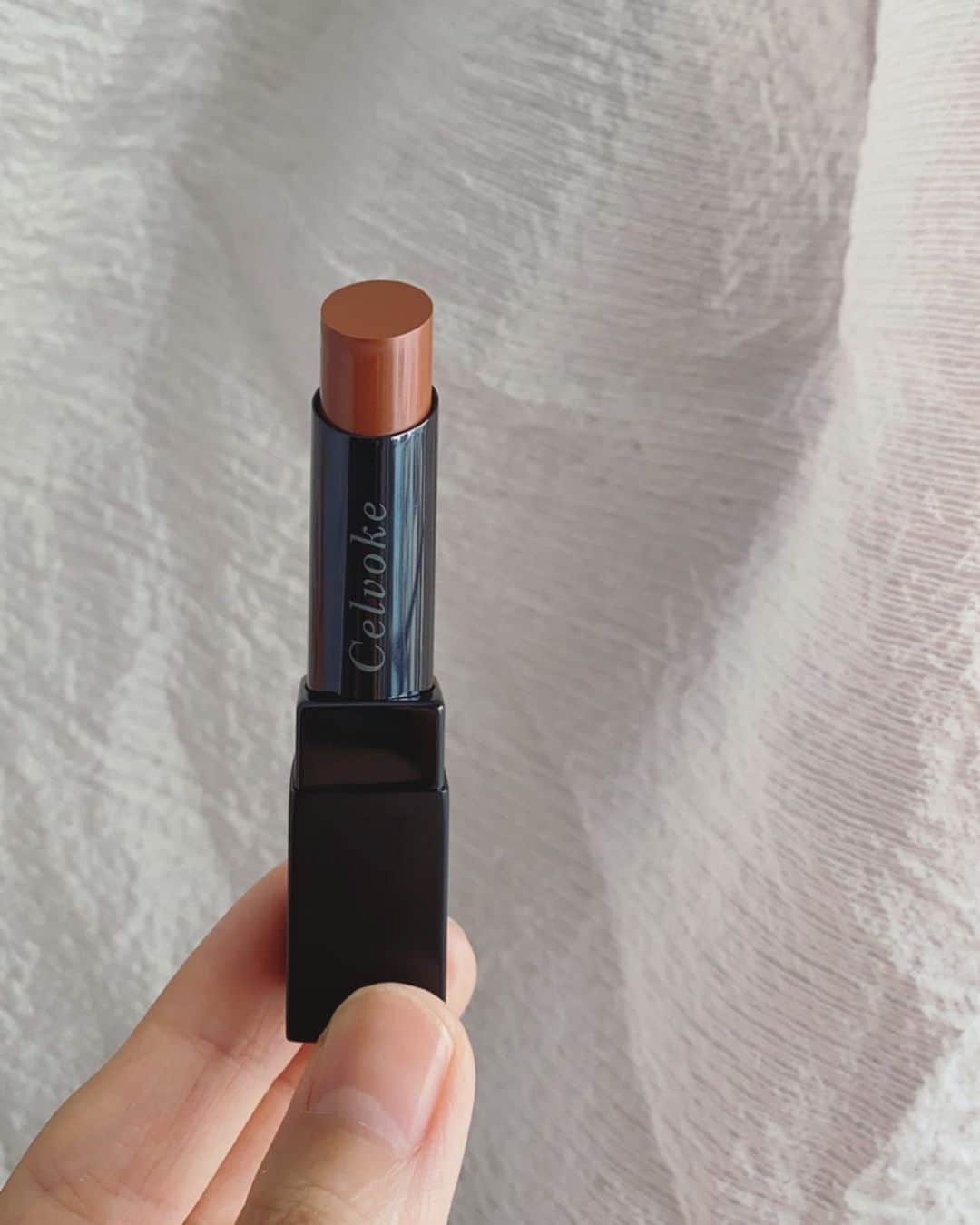 平山奈美のインスタグラム：「NEW ITEM💄 マットな質感も艶感も出て好みの感じ✌︎  リベレイティッドマットリップス/05 @celvoke.jp   #リップ #コスメ #セルヴォーク #新色 #rip #celvoke #new」