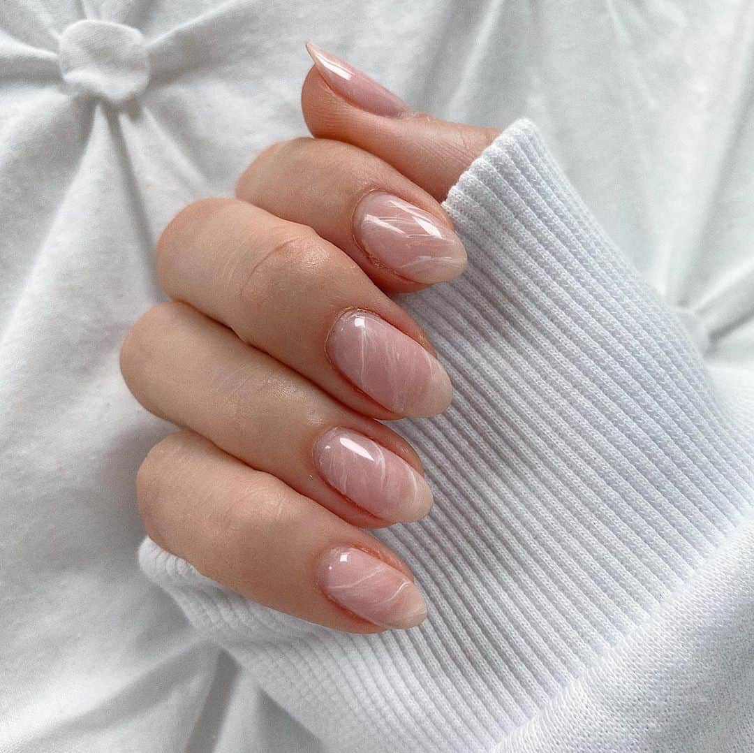 ダニエル・ピーザーさんのインスタグラム写真 - (ダニエル・ピーザーInstagram)「The best thing to have come out of lockdown. My naturally long nails that now look so much prettier when @mytownhouseuk does hand painted nail art 💅🏼」8月25日 20時26分 - daniellepeazer