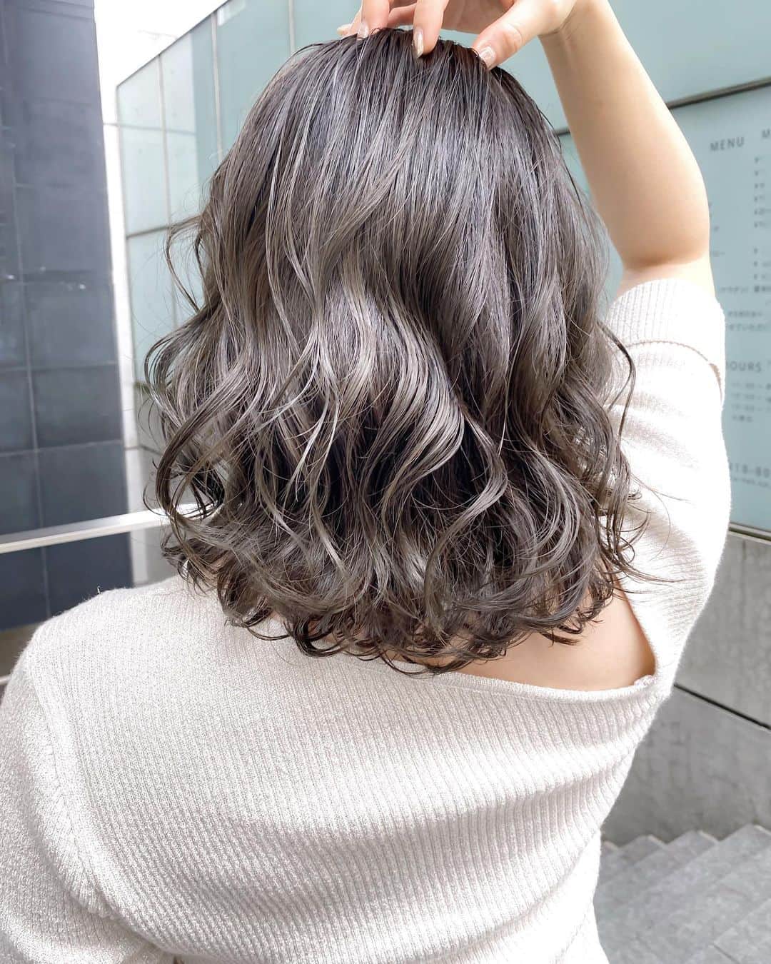 原宿表参道スガシュンスケさんのインスタグラム写真 - (原宿表参道スガシュンスケInstagram)「ノーブリーチでも透明感抜群のグレージュカラーに🌟﻿ ﻿ 【つや髪と透明感の共存】﻿ ﻿ プラチナグレージュで落ち着いたトーンでも柔らかく軽やかで透明感抜群❤️﻿ ﻿ オレンジ味が出てギラついた髪の毛(ビフォア2枚目)から艶のある透明感カラーに＊こちらのスタイルの明るめ明るさは7レベル前後になります🤗﻿ 明るめ、軽めな色味がお好きな方はbeigeを混ぜてより軽やかに仕上げます🌟﻿ ﻿ 少し癖や広がりがあるお客様は軽くブローしてから巻くとより艶が出やすいです🐻﻿ ﻿ おうちでブラシを使ってブローするのはかなり難しいとお声をいただきますが、ブロードライヤーを使ってやるがオススメ＊﻿ ﻿ まかない日はアイロンを通してストレートにするのも良いけど、ヘアカラーの持ちを考えるとブローにしていただけると、すっごく嬉しいです🐥 ﻿ オススメのブロードライヤーはこちら❤️﻿ ﻿ パナソニック ビューティ　﻿ くるくるドライヤー ナノケア (画像3、4枚目)﻿ ﻿いつくかついているアタッチメントの中でもサロンブローブラシがとても使いやすいです👍  ﻿ ✔️ご予約をどしどし受け付けております🌟今週のご予約もまだお取りできます🌞 ﻿ 安心してご来店頂けるようにコロナ対策をしっかりとっております！﻿ ﻿ 詳細はプロフィールのハイライト部分に載せてあります🙇🏾‍♀️ ﻿ ﻿ ✔️学生〜OL、主婦層の方、生活環境に合わせてご提案させていただきます🤩﻿ ﻿ 〜髪の毛を育てるカラーでツヤと透明感の共存💘〜 ﻿ ﻿ OLAPLEX✖︎イルミナカラーで抜群の透明感とツヤツヤの最強コンビで超ダメージレス🌟😋 ﻿ ﻿ こだわりの技術と薬剤選定で今までに一番の透明感をお届けいたします😎💖 ﻿ ﻿ そのためにはカットベースもとっても大事💖﻿ ﻿ カットも含めてトータルでプロデュースさせて頂きます☀️ ﻿ ﻿ ★もっと髪色の透明感がほしい！﻿ ★赤みオレンジ味が消えない！﻿ ★似合う髪型がわからない！﻿ ★今までで１番可愛くキレイになりたい！﻿ ★白髪染めでもおしゃれに染めたい！﻿ ★朝のスタイリング時間短縮したい！﻿ ★ツヤサラで感動したい！﻿ ★過去のハイライトベースで困ってる﻿ ★ダメージが気になる ！﻿ ﻿ どんなお悩みでもご相談頂ければ、全力で施術致します🙇🏾‍♀️DMやLineからのご連絡も大歓迎🎈﻿ ﻿ お客様の今までの一番を目指して、丁寧なカウンセリングと圧倒的な経験値で全力で可愛くします😎 ﻿ ﻿ ＊新規限定クーポン＊﻿ ﻿ 【カット＋イルミナカラー＋Aujuaトリートメント】24300円→17050円 (指名料込み) ﻿ ﻿ 【イルミナカラー＋aujuaトリートメント】19800円→13200円 ﻿ ﻿ 【カット＋イルミナカラー＋クイックトリートメント】23100円→15950円(指名料込み)﻿ ﻿ その他カラーのみのクーポン、平日限定クーポンなど、多数ご用意しておりますのでプロフィールのリンク先ホットペッパーからご確認ください🙆‍♀️ ﻿ ﻿ ﻿ Tierra﻿ 副店長/director スガシュンスケ ➖➖➖➖➖➖➖➖➖➖➖➖➖➖➖➖➖➖﻿ ▷Tierra ﻿ ▷東京都渋谷区神宮前6-28-3 Gビル神宮前06 B1F﻿ ▷Tel 0364188005 月曜日〜金曜日 11:30〜21:00﻿ 土曜日 10:00〜20:00﻿ 日曜日 祝日 10:00〜19:00﻿ 毎週火曜定休 ➖➖➖➖➖➖➖➖➖➖➖➖➖➖➖➖➖➖ #大人女子 #イルミナカラー #髪色 #グレージュ #カーキベージュ #Aujua #ミルクティーベージュ#TierraSugaHair #hair #アラサー #グレージュ #ブリーチなしカラー #アラサー女子 #ココアベージュ #パールベージュ　#ミルクティーベージュ　#ナノケア実感 #ナノケア #ヘアードライヤーナノケア #くるくるドライヤーナノケア #ドライヤー #ストレートアイロンナノケア #コンパクトブラシアイロン26mm2Way #カールアイロン26and32mm #ストレートヘア #艶髪 #イオン #髪質改善 #パナソニックビューティ #パナソニック #PR」8月25日 20時27分 - tierra_shunsuke_suga