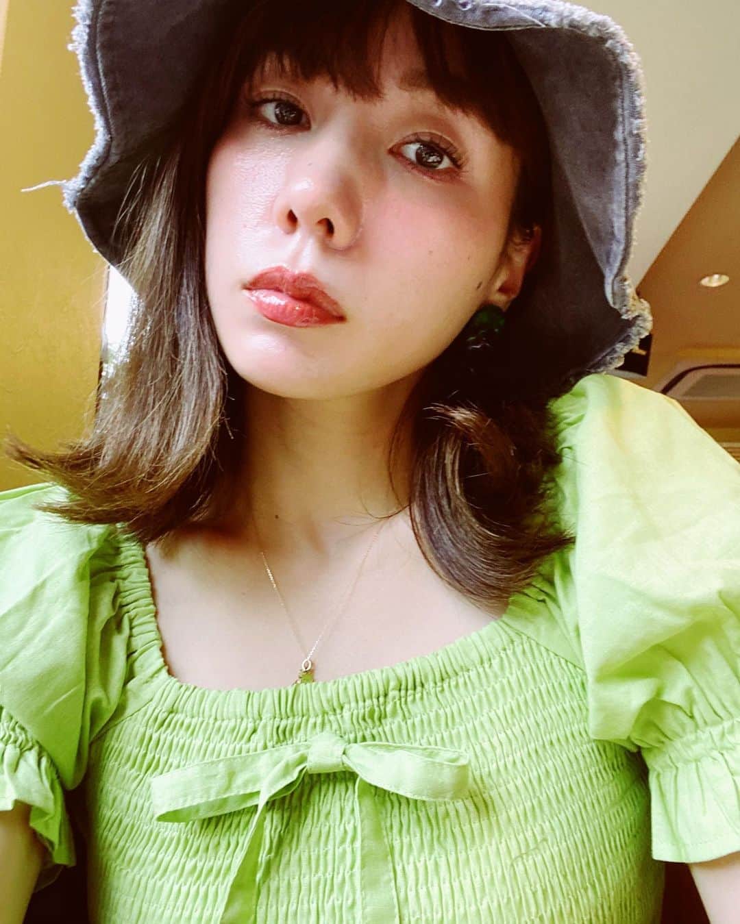 仲里依紗のインスタグラム：「@dear_sisterhood のトップス💚 こーゆー感じのお洋服も好き〜🥰 @setoayumi ちゃんありがとう💕 . . #私は誰にモテたいのかわかりませんが #YouTubeでモテ服企画やろうかな」