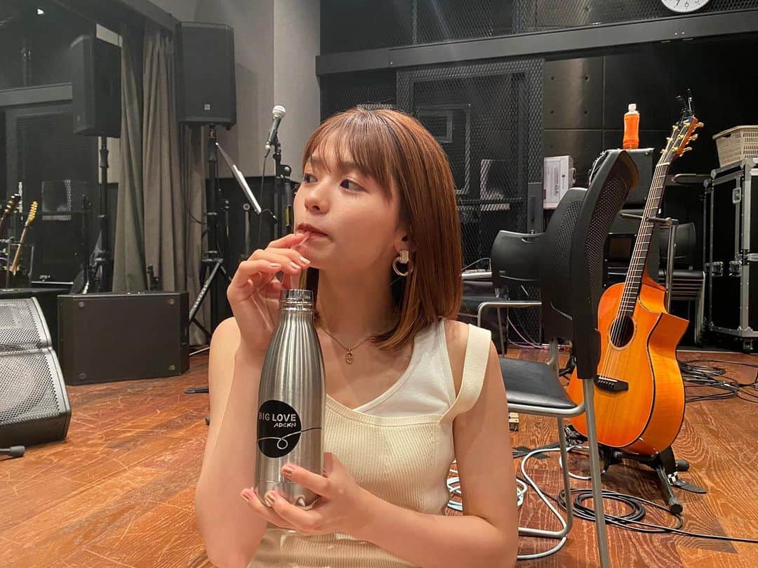 足立佳奈のインスタグラム：「配信LIVEまであと5日！！！  リハーサルで、 グッズのボトル使ってるよー！  いつも温かいハーブティー入れてるんだけど、6時間経ってもずっと熱々で、 機能性も抜群すぎて、 1人でびっくりしておりました笑！  みんなもぜひ使ってみてねん✌🏻  そしてグッズのデザインをして下さったマイルさん！！ ありがとうございました！ →@ma1llmatic   チケットはGETできたかな？？😎」