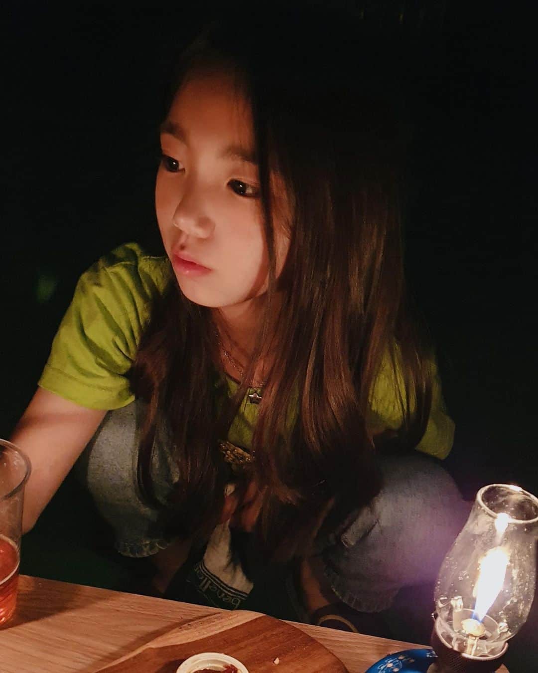 ウンチェのインスタグラム：「. 내일이면 역대급 태풍 온다는데 , 걱정이네요..........  작년에 뭐가 날라와서  베란다 방충망 찢어졌었고 , 공원 나무는 쓰러져 있던 기억이...  평온한 오늘 밤을 즐기며 , #굿밤 보내세요💚 - - - - #화요일 #일상 #딸스타그램 #goodnight #키즈모델 #주니어모델 #아역배우 #이은채」