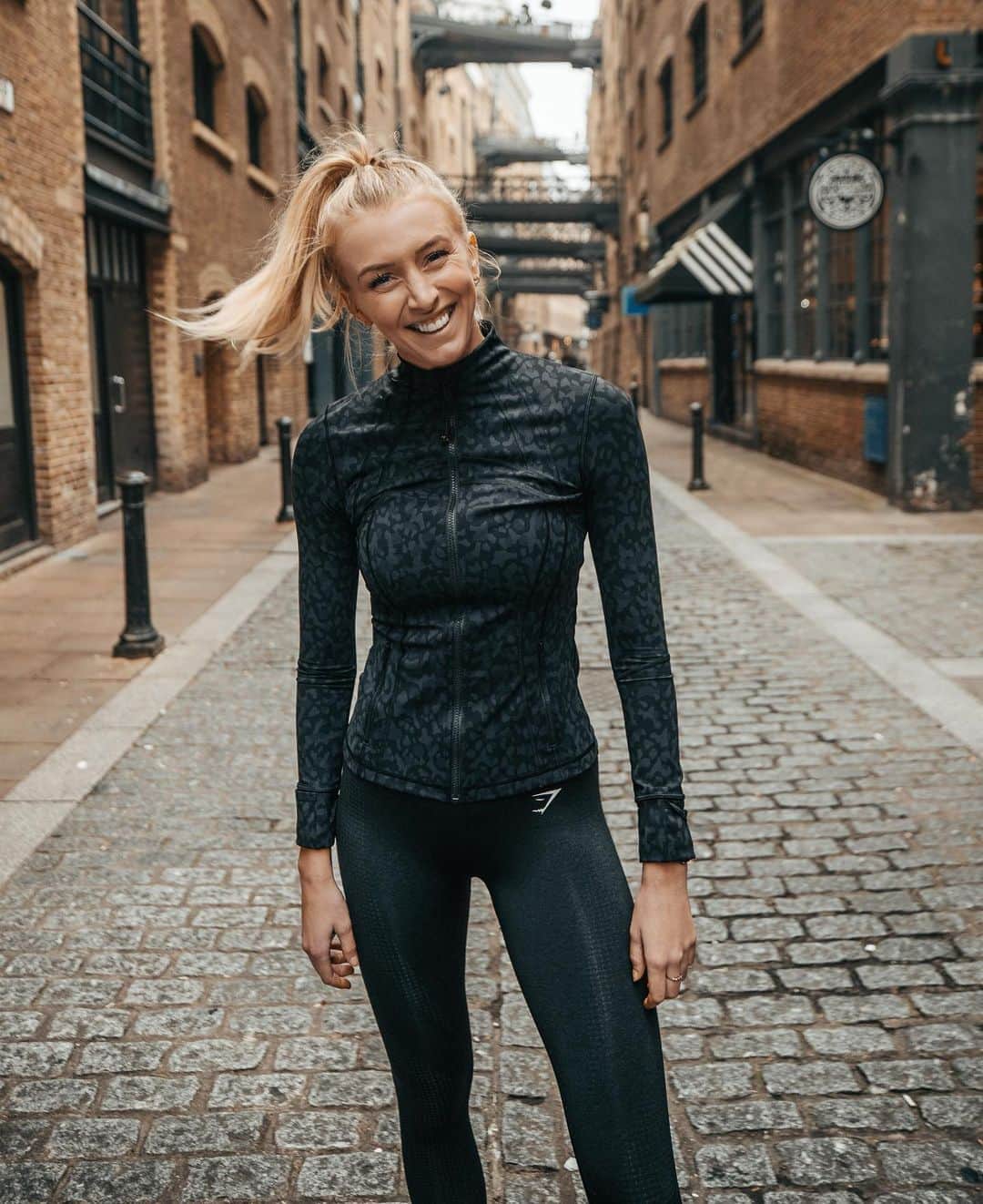 Zanna Van Dijkさんのインスタグラム写真 - (Zanna Van DijkInstagram)「If you’ve followed me for a few years you might have noticed that fitness has become just a part of my life, not my whole life. Back in the day I was an avid macro counter, weight lifting and workout obsessive; and I don’t regret a single moment of my journey, because it all lead me to where I am now 🥰 Evolving, maturing, life experiences and changing circumstances have resulted in me having a much more relaxed approach to fitness. I’ve gone from 6 day strength splits and hating cardio to loving running and doing occasional weighted circuits. I’ve gone from bro meals and fearing bread to a relaxed plant based diet with an abundance of carbs. And my goals? They have shifted from being purely aesthetic to being focused on what my body can do. I want to be fit for life, not for a holiday. I want to be strong so I can climb mountains. I want to be resilient so I can bounce back from any challenges life throws at me. I want to be healthy so I feel energised to squeeze every opportunity out of my days. I do this for longevity, not short term results. I do this to feel good & life to the full 💪🏼 Please note, this is just what works for me. Let me know in the comments about your fitness journey & why you exercise✨❤️ #fitnessmotivation #fitnessjourney #fitnessgirl #girlgains #fitnessgoals」8月25日 20時33分 - zannavandijk