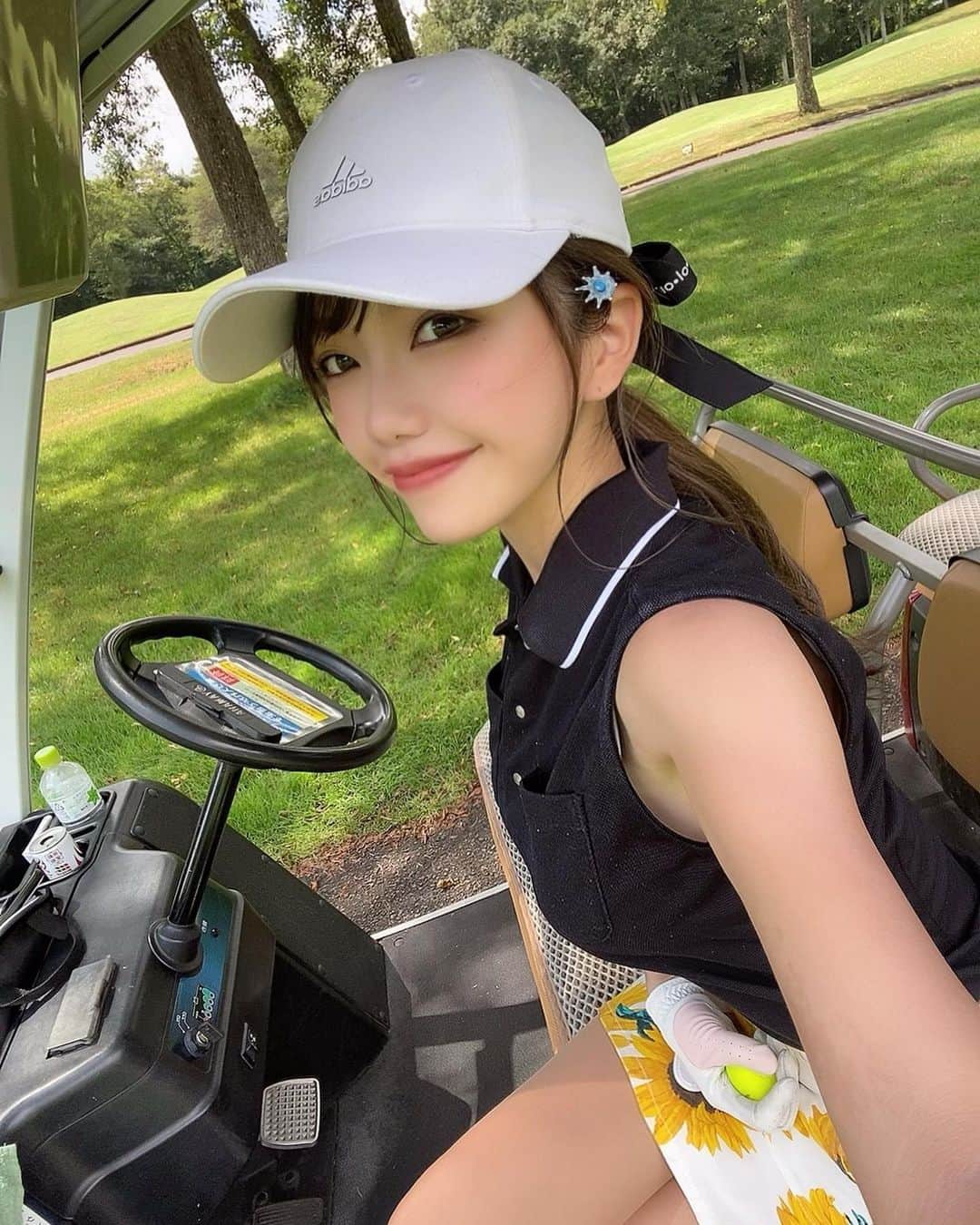 のインスタグラム：「初めての軽井沢🐰💭💗  本当は2泊3日でいくはずやった 色々あって初めての軽井沢は日帰りで𖤣𖥧𖥣｡  めっちゃめっちゃ涼しくて しかもカート乗り入れOKやから 全く疲れないでプレイできた🏌️‍♀️  最近のゴルフはもう途中、 ヘトヘト🥵やったから 最後までめっちゃ楽しく集中して できました𖤣𖥧𖥣｡ でもドライバーの調子が悪すぎて、、  ほんまにドライバーうてへん なんでやろぅ、、😭  スコアはボロボロ120だった😟  でもここはみんな難しいってゆってはったし 楽しくゴルフできたからHappy💓  夏は軽井沢でゴルフできまりだー✩.*˚ それか早朝スルー😆 そうじゃないと次の日しんどくて大変だからね！  皆さん、ドライバー不調なときは どうやって戻してますか？💦 ドライバー気持ちよく当たってたときが思い出せない、、たすけてぇ  #ゴルフ女子 #ゴルフ初心者 #ゴルフスイング #ゴルフウェア #ゴルフコーデ #ゴルフ女子と繋がりたい #ゴルフ好きな人と繋がりたい #アディダスゴルフ #パーリーゲイツ #軽井沢 #軽井沢ゴルフ」