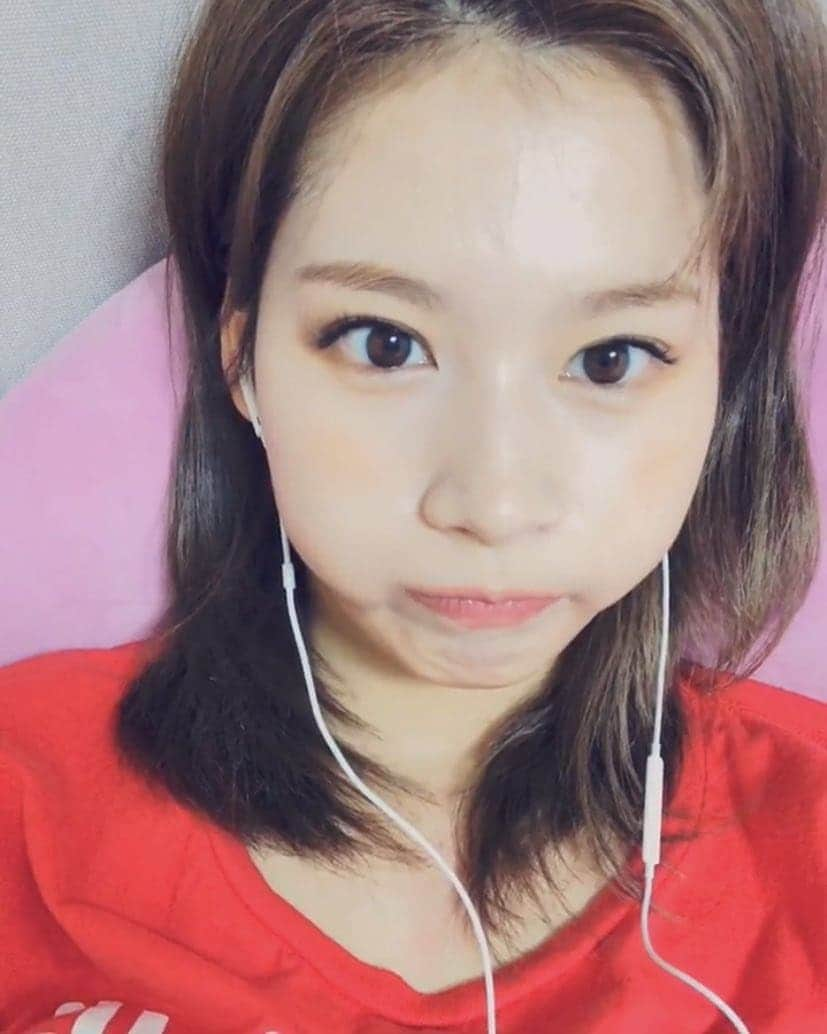 サナさんのインスタグラム写真 - (サナInstagram)「I can't stop saying she's so pretty! ーーーーーーーーーー Please support my account Follow > @sana.twice.kr < . @twicetagram #TWICE#트와이스#ONCE#Sana#사나 #Nayeon#나연#Jeongyeon#정연#Momo#모모#Jihyo#지효#Mina#미나#Dahyun#다현#Chaeyoung#채영#Tzuyu#쯔위」8月25日 20時37分 - sana.twice.kr