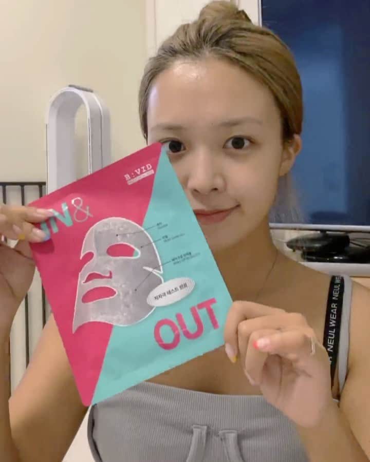 キム・ダヘのインスタグラム：「#공구#마켓 여러분 제가 3년만에 다른 팩 브랜드를 진행해요. 올리브영이나 롭스, 홈쇼핑에서 이미 너무 많이 판매된제품이라 유명해서 다들 많이 사용하고 계시더라고요.!! 제가 사용한사진 스토리에만 올렸는대도 이거 진짜 좋다고 막 후기 보내주셨어요 😂  바로 #인앤아웃팩 인데요, 인앤아웃팩에 사용되는 시트는 무려 천연성분으로만 만들어진 #바이오셀룰로오스 시트 마스크팩이에요. 이 시트의 성질은 자기가 갖고있는 수분을 피부에 뱉어내고, 피부속에 있는 노폐물과 각질, 피지를 흡착시키는 성질이라 팩하고 떼어내 물에 담궜다 들어보면 어마어마한 광경을 볼 수 있어요... ( 내 피부속이 이렇게 더럽나.? 생각들고 처음에 좀 충격먹을 수 있음... )  요게 흡착이 된다해서 피부가 건조해질 것 같지만 수분을 토해내는 성질도 있기때문에 진짜 생각보다 촉촉하고 피부 보들보들해져서 다음날 화장도 잘먹어요 👍🏾👍🏾👍🏾  민감성피부 사용가능한지 임상실험결과 다 있기때문에 민감성피부 사용가능하시고 뗄떼도 아프거나 큰 자극없어서 아마 대부분 괜찮으실거에요 ㅎㅎㅎ  팩 하고 수분팩이나 수분앰플 추가로 해주시면 더 좋아요. 왜냐면 노폐물 피지를 빼가기때문에 모공이 깨끗하게 비워져서 좋은걸 넣어주면 더 흡수가 잘되겠죠!?  저는 일주일에 세번정도 사용하는것같은데 이정도가 가장 적당한 것 같아요! 쓸때마다 팩에 비치는 피지량이 조금씩 적어져서 신기해요 처음에 진짜 기절하는줄ㅋㅋㅋㅋㅋ  인앤아웃팩은 원래 롭스 정가가 한장에 7000원꼴이어서 5장에 35000원이에요... 😂 이 시트가 어마어마하게 비싼거래요오..  제가 공구가로 받아온건 5매 - 15000 원 10매 - 28000 원 20매 - 45000 원이에요 제가 좀 더 할인해달라했는데 이 가격대에 바이오셀룰로오스 제품 못산다고 어이없어하시더라고요.. ㅎ  내일 모레 오픈할게요.. ❤️❤️❤️」