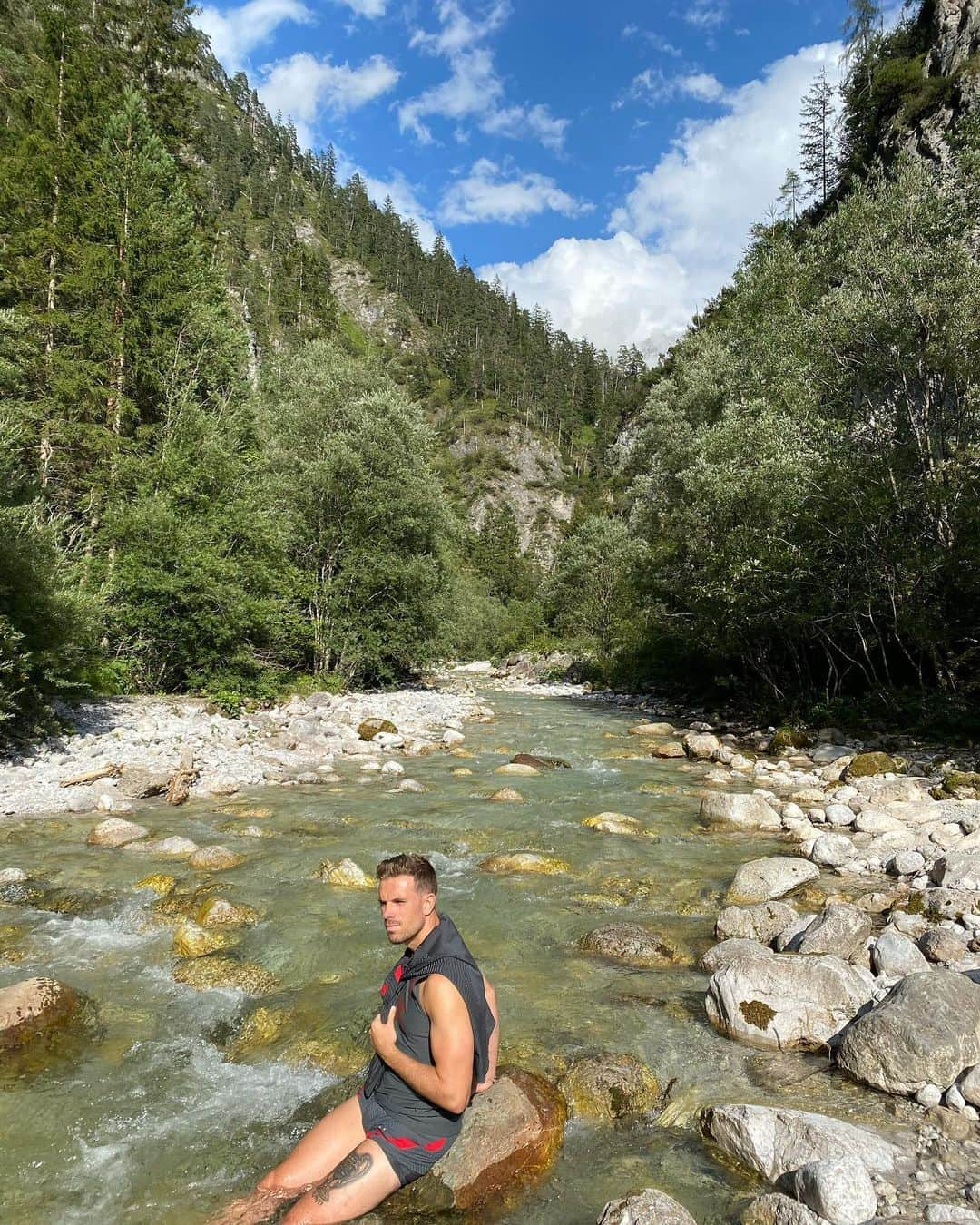 ジョーダン・ヘンダーソンさんのインスタグラム写真 - (ジョーダン・ヘンダーソンInstagram)「Little dip after a tough session 🥶⛰」8月25日 20時38分 - jhenderson