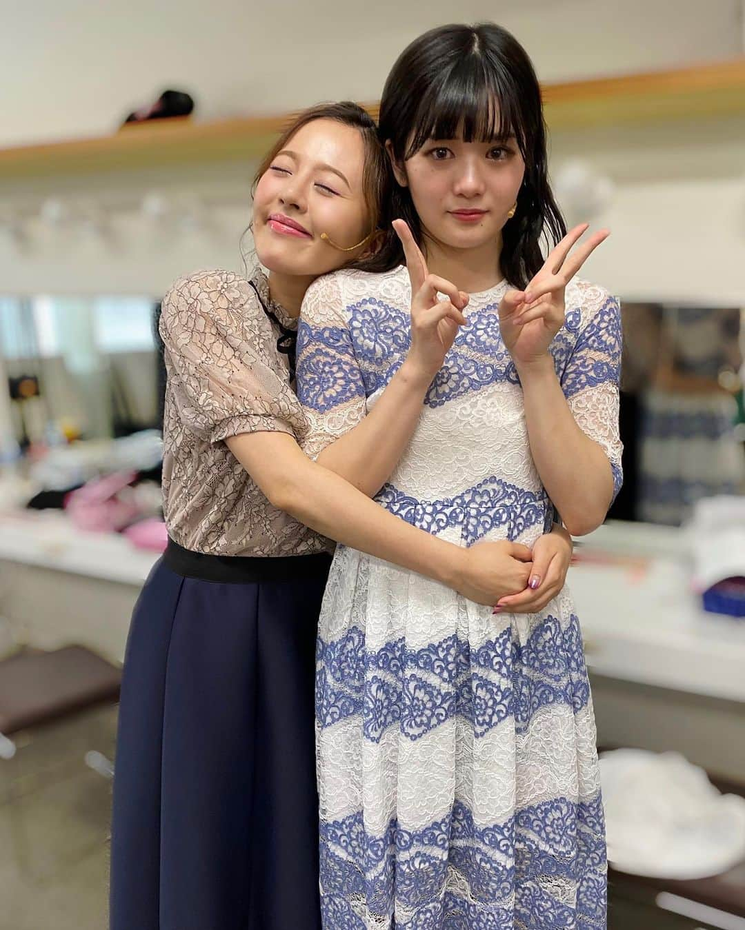 真衣ひなのさんのインスタグラム写真 - (真衣ひなのInstagram)「共演者アルバム📷 チームOG 心強い先輩方 ▶︎ #妃鳳こころ さん / #蘭乃はな さん 舞台上ではいじめてごめんね ▶︎ #中野郁海 さん 素敵なお相手役 ▶︎ #原慎一郎 さん カラオケバトルの女王様 ▶︎ #翠千賀 さん 可愛いすぎる同い年 ▶︎ #清水佐紀 さん 実力と統率力でカンパニーを導いて下さった ▶︎ #木村花代 さん 唯一の絡み？は変顔のくだり ▶︎ #須賀谷光槻 さん  ✽.｡.:* ブログに細かく綴っています。  ワインレッドのワンピースがメインの衣装。 彼と出逢ったあとの披露宴の場面では 背伸びをするのをやめて、ヒールも低くして 彼好みの服と髪型(想像)にしました☺︎ . #theheartbreakhotel」8月25日 20時39分 - hinano_mai