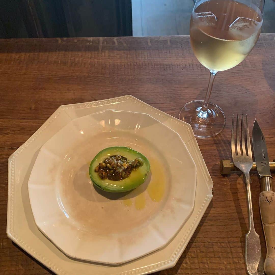 林萌々香さんのインスタグラム写真 - (林萌々香Instagram)「食器から料理に全部が素敵だった♡ アボカド×ピスタチオ🥑👏🏻」8月25日 20時39分 - momoka_hayashi