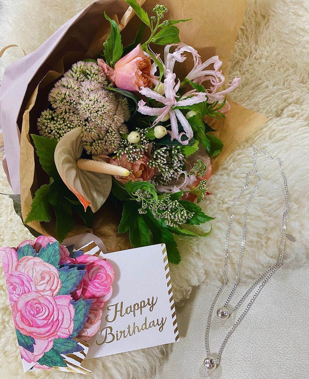 のインスタグラム：「. . お誕生日のお祝いでいただいた 花束💐 . お花をもらうのってすごく嬉しい この花束に合わせて新しい花瓶も買ってしまった✨ . . 見るたびに嬉しい気持ちになる❤️ . . @tomomi_alanhills  @hairmakeikm  @___________11h  さんありがとうございました😌❤️ . . . . . #花束 #happybirthday」