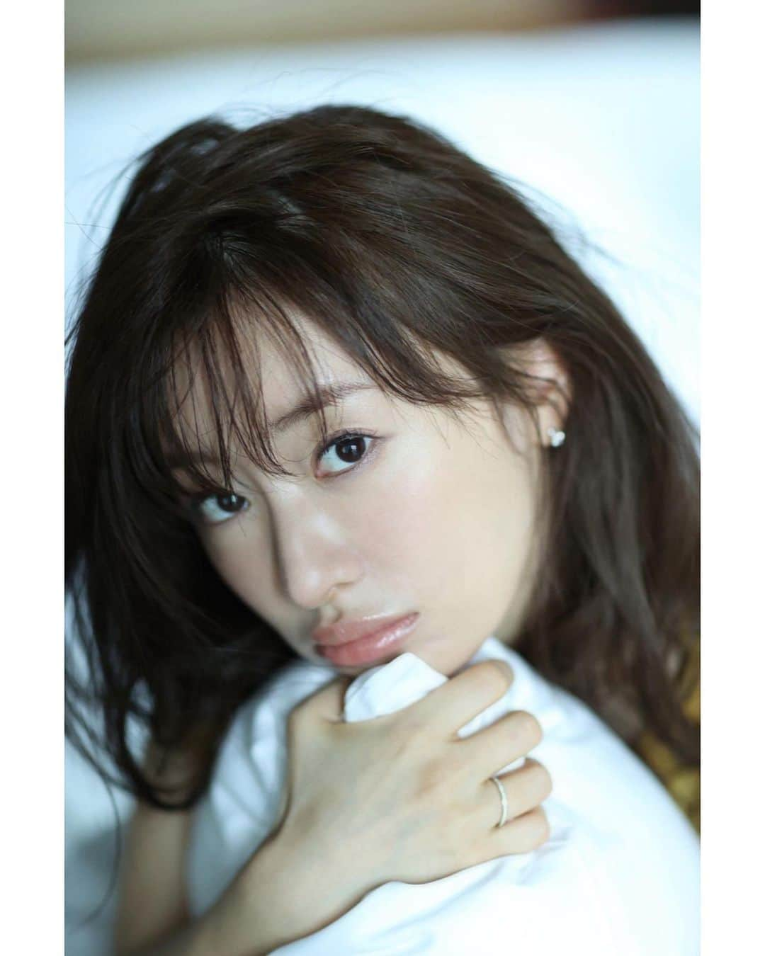 松本まりかさんのインスタグラム写真 - (松本まりかInstagram)「『GOETHE』10月号8/25本日発売 ゲーテの表紙を飾れるなんて。 中のグラビア、そしてインタビューも素敵ですので是非ご覧ください。  #星のや東京   東京のホテルを是非、ご堪能ください。  Photographer:前田晃 Stayrist:後藤仁子 Hair&Make:千吉良恵子 Text:須永貴子  そしてこのあと9時から竜の道5話始まります^ ^私は急いで帰宅中です✨どきどき」8月25日 20時51分 - marika_matsumoto