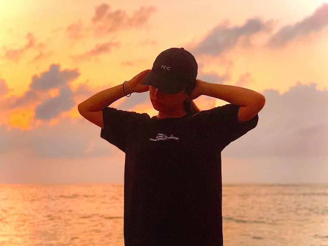 Licanaのインスタグラム：「海が好きです。 けどまだ足しか入ってない、2020夏。  😫  🧢👕≫@fesc105  #fareastsideconnection #fesc  #Licana #TOKYO #OSAKA #JAPAN #JAPINA #Singer #1988 #KeepSmiling #KeepSinging #yolo #luvmylife」