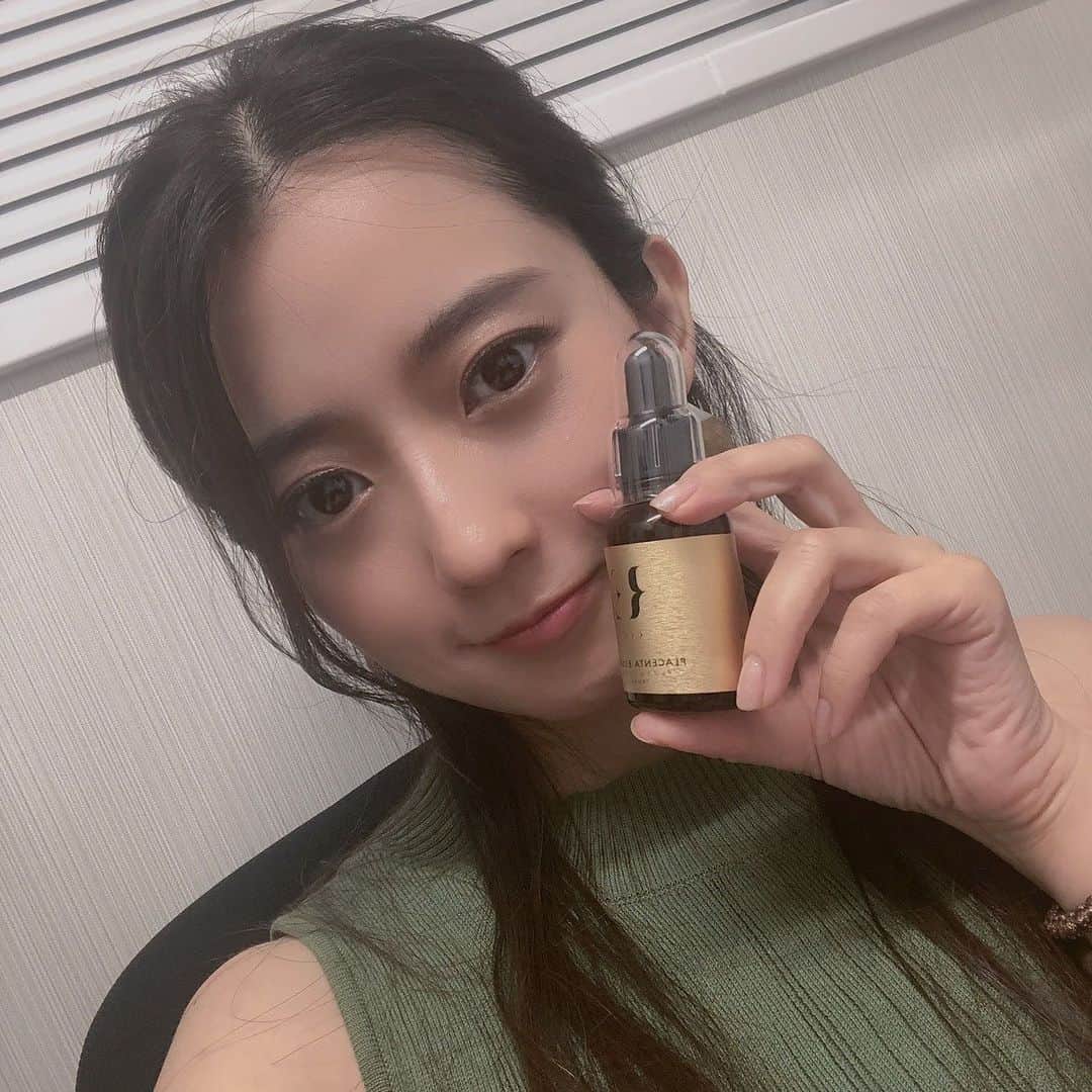 段文凝のインスタグラム：「愛用中の美容液紹介しま〜す✨ . 見てみて〜手もしっとり😆 . 肌がキレイになっていくのが分かってとっても嬉しいです🤗 . 気になった方はこちらから買えますよ〜🔻🔻🔻 https://re-shop.jp/acroinsa5st  #TV#TV収録#TV出演#生放送 #メイク#インフルエンサー#撮影#チャイボーグ#オルチャンメイク#オルチャンヘア#韓国#中国#ファッションモデル#モデル#ヘアメイク#中国メイク#クリエイター#雑誌#雑誌撮影#雑誌掲載#ポニーテール#タピオカ#広告モデル#タレント#イベント#アパレル#アパレル撮影#アパレルモデル#ファッション」
