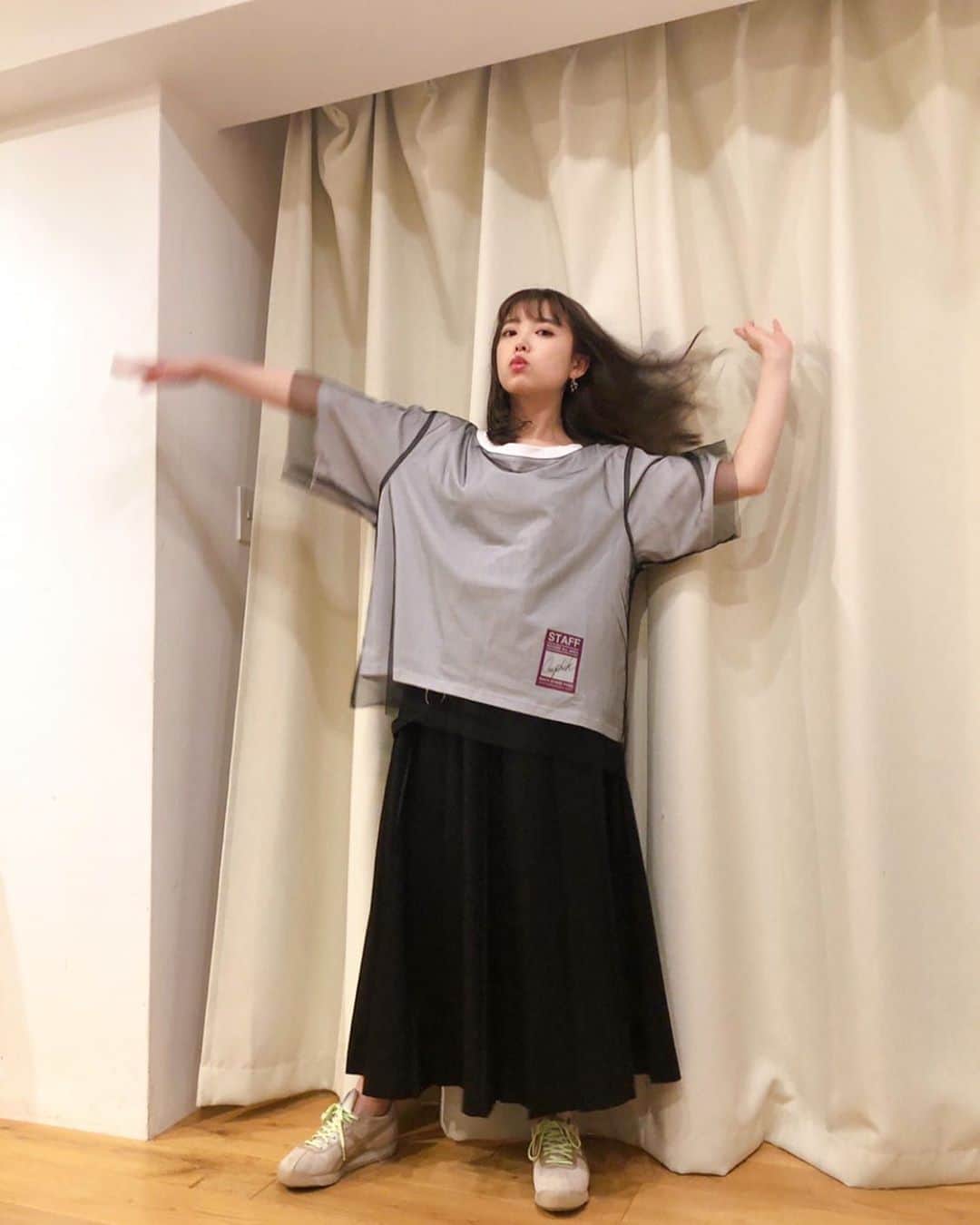 中島早貴さんのインスタグラム写真 - (中島早貴Instagram)「Rakuten LIVE girls talk!!! 2.衣装。　 　 今回は#MYTHIK さんです❤️ 　 #シアーレイヤードプリントTシャツ　 オーバーサイズのTシャツ、首元も広めになっています💁‍♀️ 　 #ミュージシャンロングスカート こちらサスペンダー付きなので気分に合わせて楽しめますよーん💁‍♀️ 　 スニーカーやアクセサリーは私物です🙏🏻 　 #MYTHIK   #なかじまマネキン」8月25日 20時47分 - saki__nakajima__uf