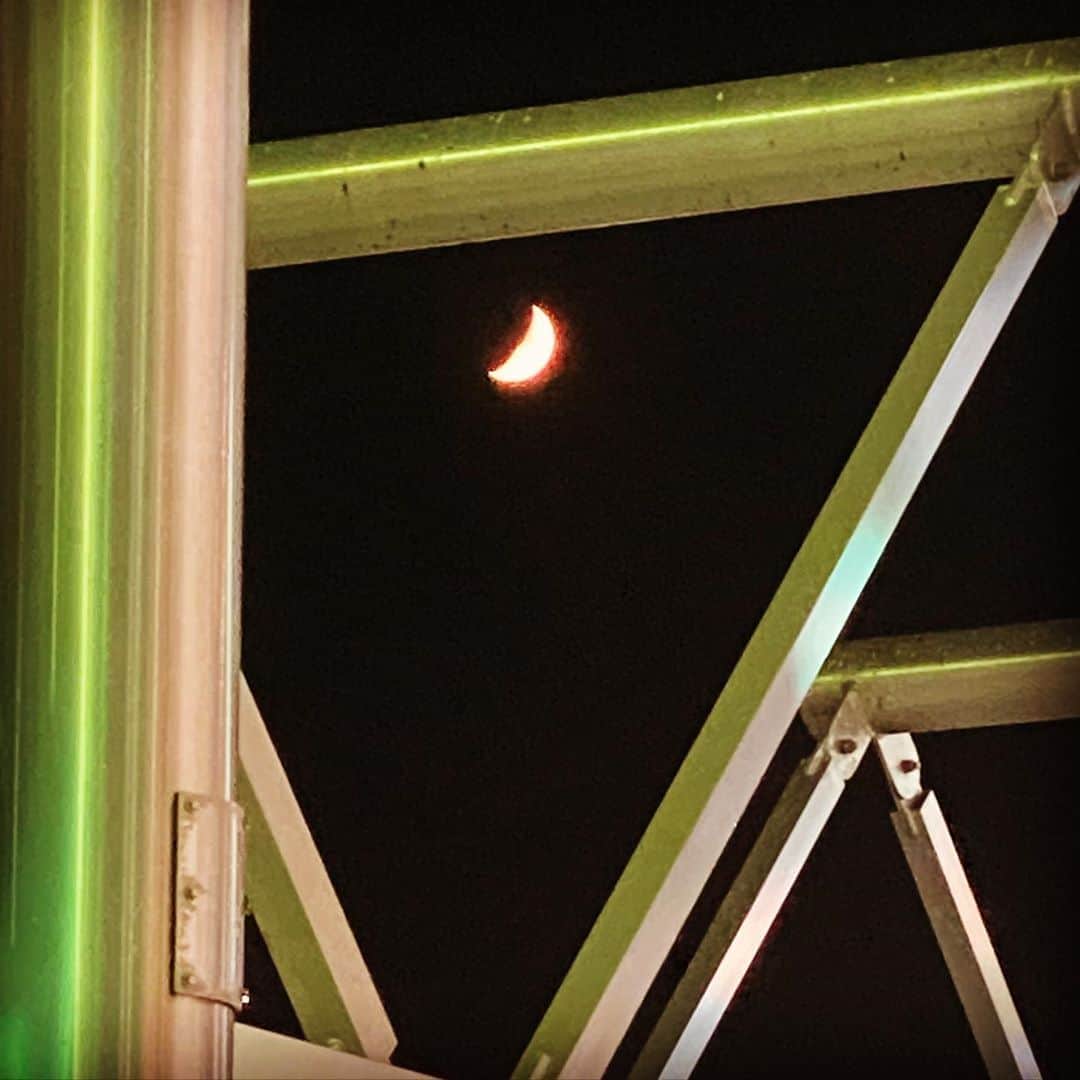 のインスタグラム：「Crescent Moon🌙 #20200824 #crescentmoon #🌙 #moon  #staysafe #staypositive  #月 #三日月 #夜 #夜空 #空 #夏空 #空が好き #空を見上げるのが好き  #空が好きな人と繋がりたい  #夜景　#夜景ら部 #景色　#綺麗 #カメラ　#写真 #動画 #カメラのある生活  #ファインダー越しの世界  #ファインダー越しの私の世界  #写真で伝えたい私の世界  #写真好きな人と繋がりたい 　 #景色好きな人と繋がりたい  #japan_of_insta  #japan_night_view」
