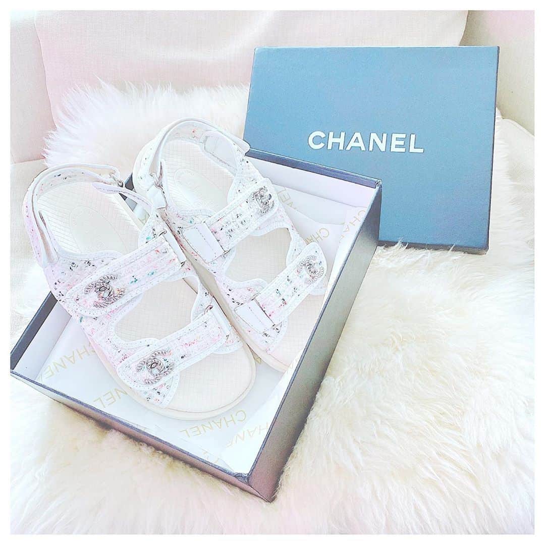 津久江麻由のインスタグラム：「. . 沢山歩く私のためにと😫✌🏻💕 CHANELのスポサン🤍🖤 . 大体渋谷まで行く場合は お家から歩いて行って、歩いて帰ります👌 基本土日しか外に出ないので、 歩かないと運動不足で、、🥵 . 可愛いサンダルと共にダイエット頑張ります😆💕👏 . . . #CHANEL #シャネル #スポサン #サンダル #サンダルコーデ #スニーカー #スニーカー女子 #スニーカーコーデ #ザラジョ #ザラジョコーデ #毎日コーデ #お気に入りコスメ #コスメ大好き #メイク好き #デパコス #コスメ紹介 #今日のメイク  #今日のコスメ #プチプラコスメ #メイク好きさんと繋がりたい #コスメ好きさんと繋がりたい #おすすめコスメ #コスメ購入品 #コスメ好き #メイク好き #今日のコーデ #今日のコーディネート #本日のコーデ  #GU #ジユジョ #ジユパト」