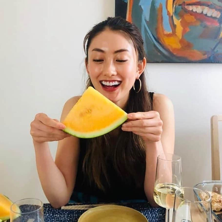 宮坂灯里さんのインスタグラム写真 - (宮坂灯里Instagram)「初めてのイエロースイカ🤤🍉 甘くて、めっちゃ美味しかった！  #すいか #美味しい #感動 #夏 #watermelon #yummy @nanbara.farm  #長野 #波田」8月25日 20時55分 - m.akari27