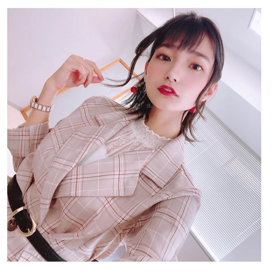 高野麻里佳のインスタグラム：「. . #サマージャケット がマイブーム♥ . 今日のイメージカラーはベージュ💅 ジャケットとシアーレースワンピの モードな雰囲気に合わせて カラコンの色も明るめ〜♪ . ジャケットコーデ何年か前から 憧れてたのだけど全然似合わなくて 「こんな服を着られる自分になりたい！」 と思って密かに研究していました。 年齢を重ねたのもあって やっと馴染んできた気がします…☺️ .」