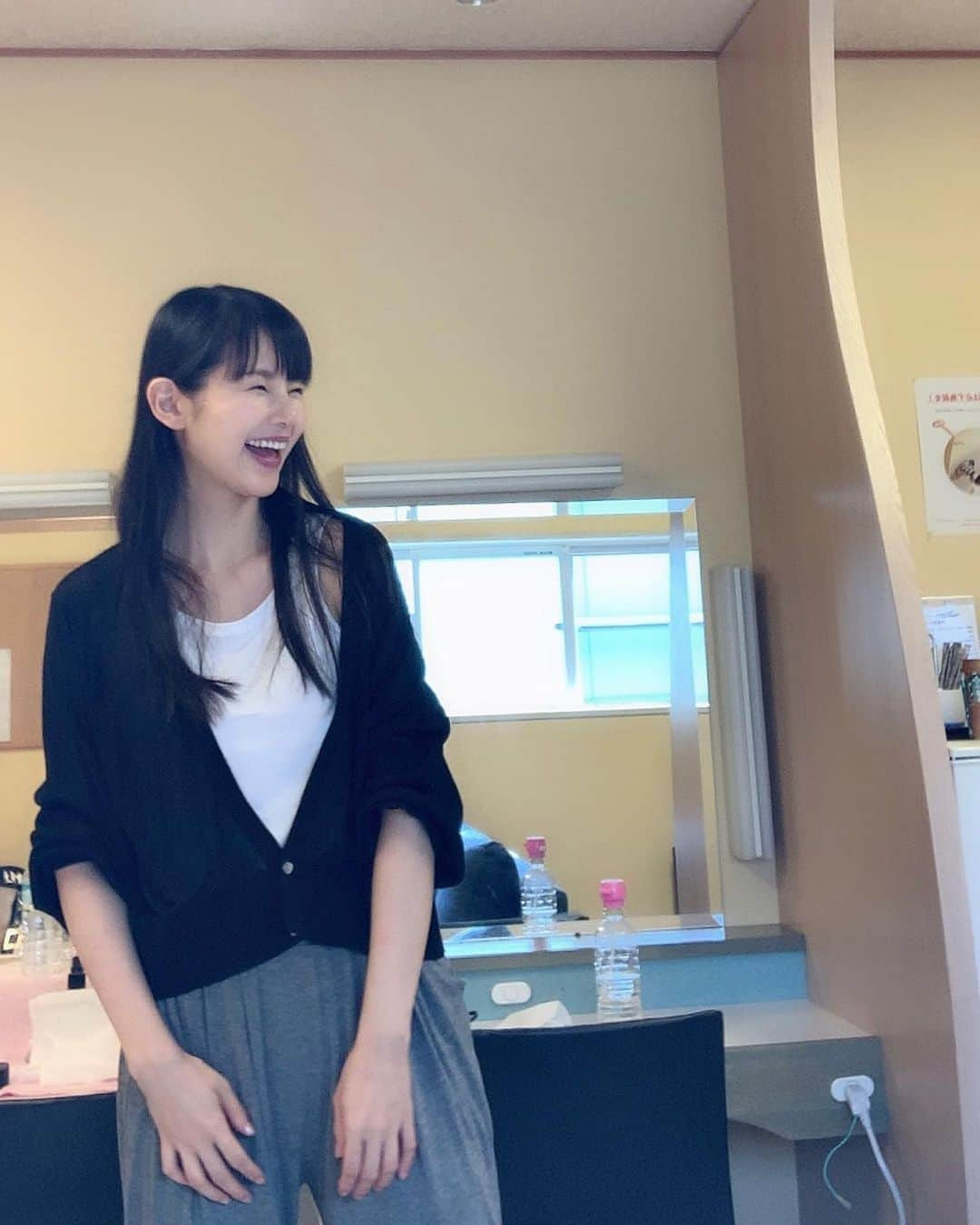 小西真奈美さんのインスタグラム写真 - (小西真奈美Instagram)「日々、色んな事がありますね。 大きい問題から、 小さい事まで様々…。  でもこうして健康で、 笑顔と"ありがとう"が 飛び交う現場にいられる事は、 本当に感謝です😌✨」8月25日 20時58分 - manami.official