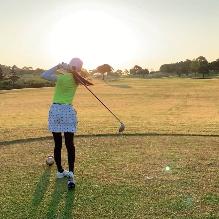 遠藤瞳のインスタグラム：「朝日に向かって🏌️‍♀️🌞 2h目かな？🤔 朝日でボールが見えにくかった🌞💦 色がついたボールのほうが見えるのかな🤔  #ゴルフ #ゴルフ女子 #golf」