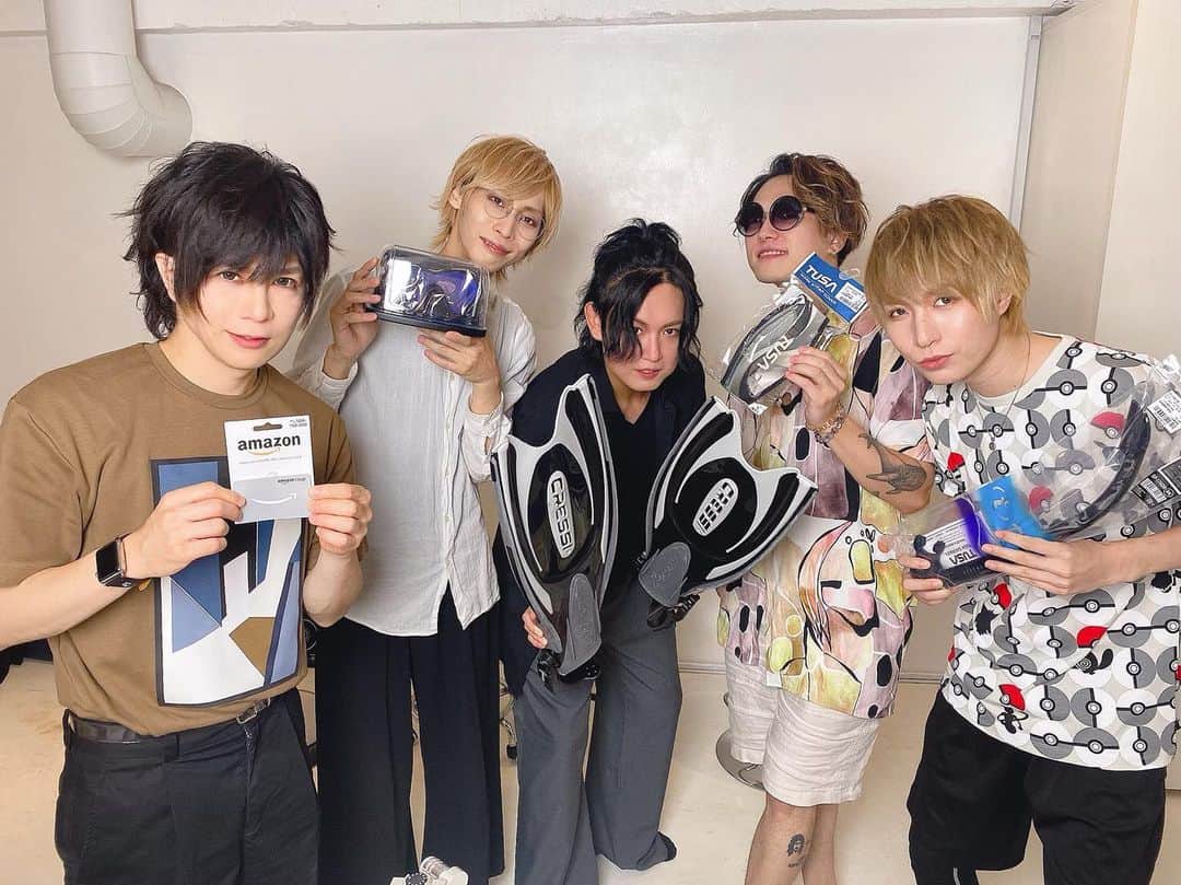 葵のインスタグラム：「2020年08月24日 昨日は彩冷えるギター、タケヒト君のお誕生日でした。 YouTube配信でみんなとお祝いできてよかったよ🎂 いくつになっても誕生日は素晴らしいもの。いつも自分の世界では自分が主役ですが、誕生日はもっと大きい世界で主役になれる日。 そして生を受けたことへ感謝するための日でもあるんだと思います。 誕生日は一年で一番笑顔になってほしい。いつもタケヒト君にはバンドを支えてもらっている。辛いことや頭を抱えることもきっと担ってくれているはず。 感謝してもしきれないから、1秒でも長くこのバンドの真ん中で歌っていられるように。自分を高めていきます。 お誕生日おめでとう！ 来年こそはパーフェクトなサプライズを！笑笑」