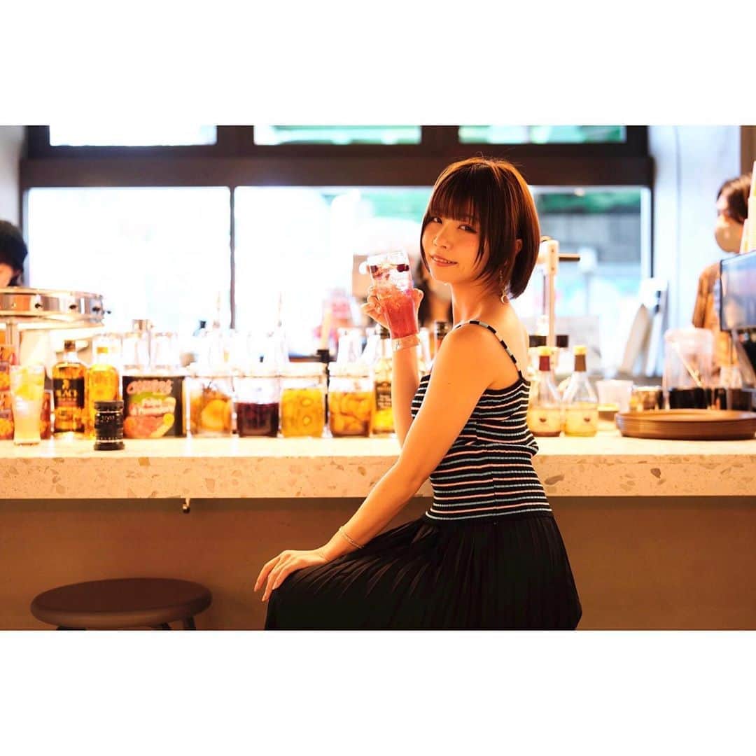 白波瀬ミキティ。さんのインスタグラム写真 - (白波瀬ミキティ。Instagram)「『誰もが自由に本の貸し借りができる本棚』のあるカフェ　STAND by bookandbedtokyo . . 8/26 open✨ 高田馬場駅、早稲田口出てすぐ。 . . stand-by-bookandbedtokyo.studio.design .⁣ .⁣ .⁣ .⁣ #bookandbedtokyo  #standbybookandbedtokyo  #東京カフェ #高田馬場カフェ  #高田馬場ランチ  #cafestagram  #cafe巡り #駅前 #お洒落カフェ #デートスポット  #photography ⁣ #portraitphotography⁣ #streetphotography⁣ #edscvr_moodjapantrip⁣ #visualsoflife⁣ #impressio_shots⁣ #good_portraits_worldxploretocrate⁣ #shootermag⁣ #pursuitofportraits⁣ #ootd⁣ #dscvr_mood⁣ #jp_portrait部⁣ #東京カメラ部⁣ #igersjp⁣ #ポートレート⁣ #被写体⁣ #お洒落さんと繋がりたい⁣ #model⁣ #ポートレートモデル⁣ #写真好きな人と繋がりたい」8月25日 21時01分 - mikity_me