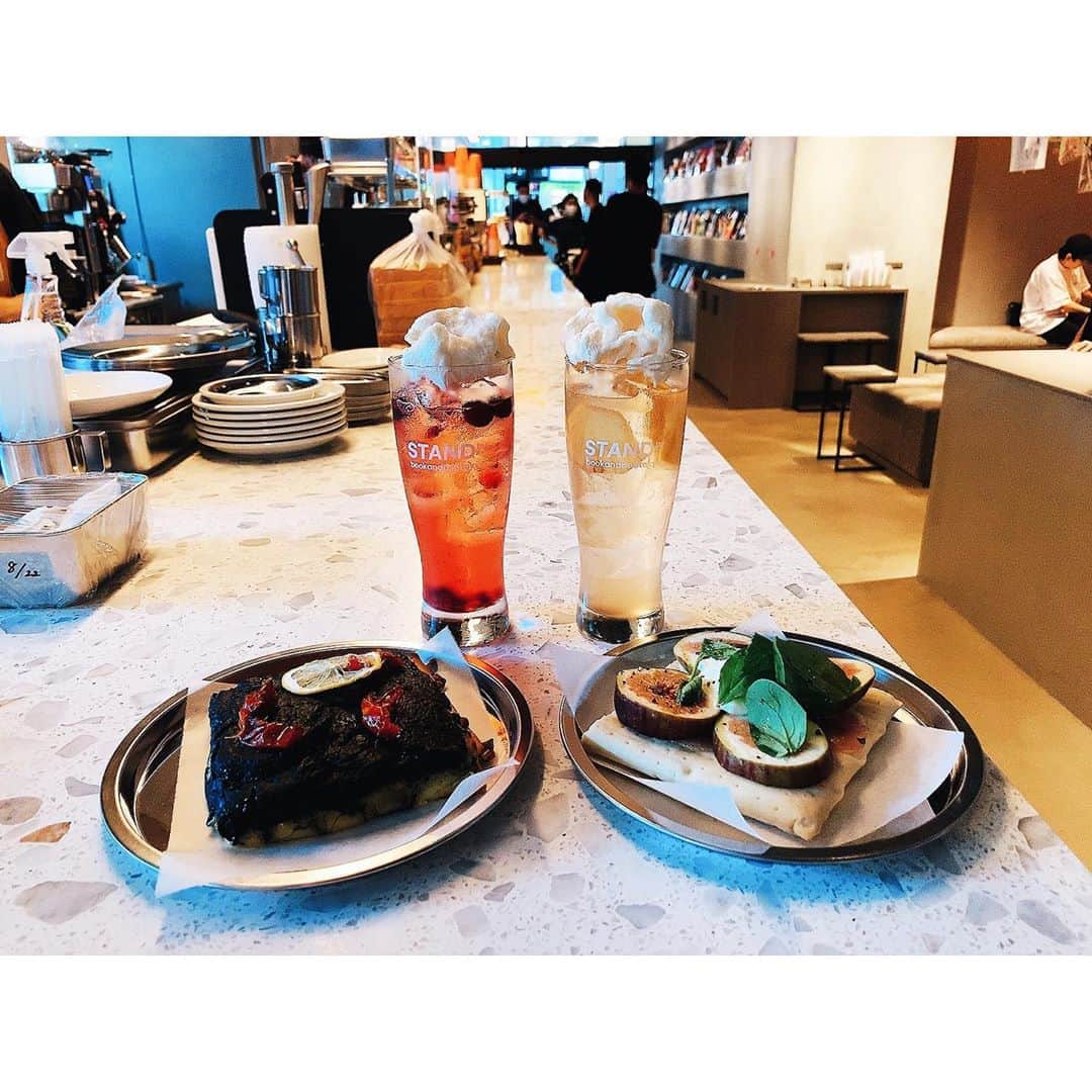 白波瀬ミキティ。さんのインスタグラム写真 - (白波瀬ミキティ。Instagram)「『誰もが自由に本の貸し借りができる本棚』のあるカフェ　STAND by bookandbedtokyo . . 8/26 open✨ 高田馬場駅、早稲田口出てすぐ。 . . stand-by-bookandbedtokyo.studio.design .⁣ .⁣ .⁣ .⁣ #bookandbedtokyo  #standbybookandbedtokyo  #東京カフェ #高田馬場カフェ  #高田馬場ランチ  #cafestagram  #cafe巡り #駅前 #お洒落カフェ #デートスポット  #photography ⁣ #portraitphotography⁣ #streetphotography⁣ #edscvr_moodjapantrip⁣ #visualsoflife⁣ #impressio_shots⁣ #good_portraits_worldxploretocrate⁣ #shootermag⁣ #pursuitofportraits⁣ #ootd⁣ #dscvr_mood⁣ #jp_portrait部⁣ #東京カメラ部⁣ #igersjp⁣ #ポートレート⁣ #被写体⁣ #お洒落さんと繋がりたい⁣ #model⁣ #ポートレートモデル⁣ #写真好きな人と繋がりたい」8月25日 21時01分 - mikity_me