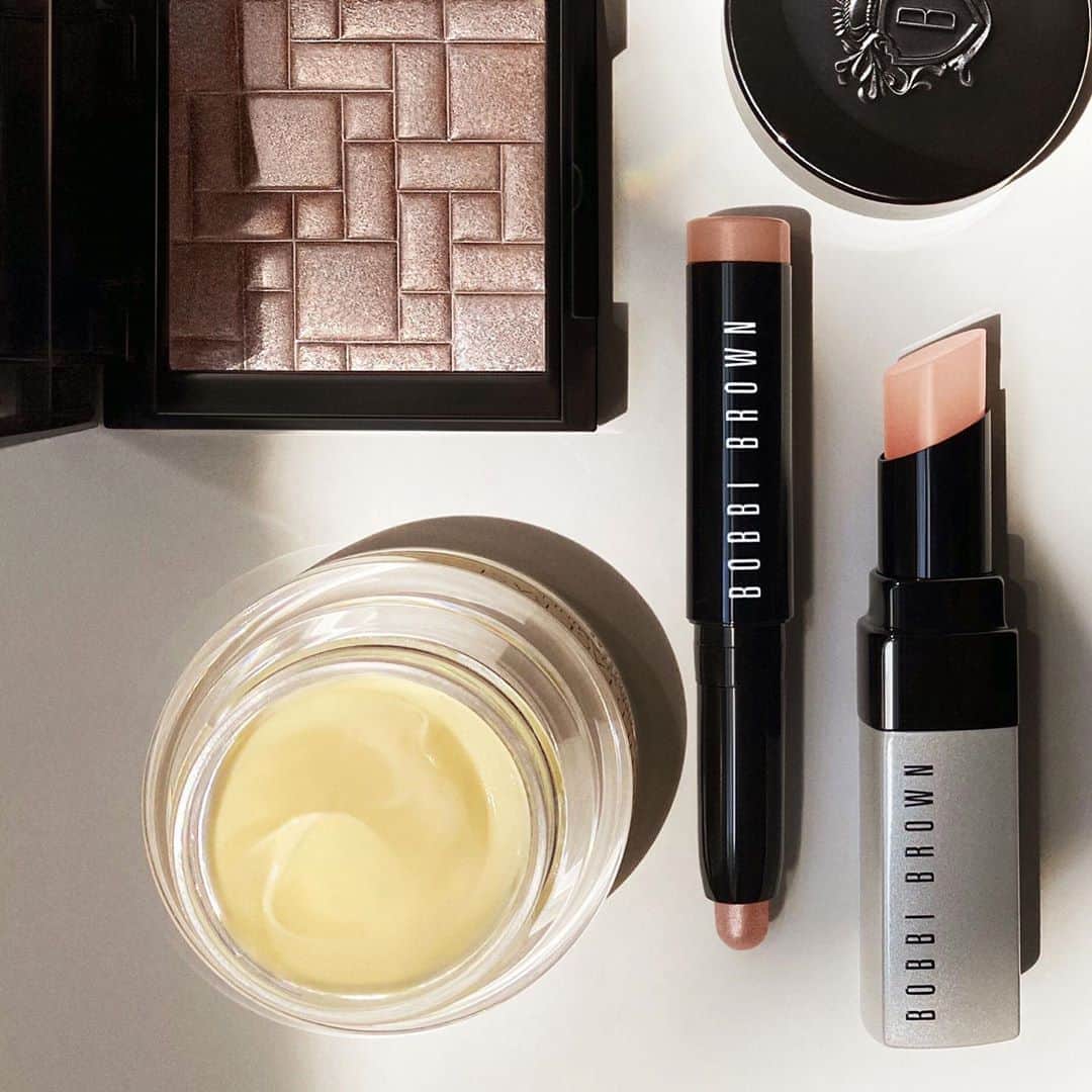 のインスタグラム：「✨SOLD OUT✨ Get up and glow. Grab our all-time essentials kit before it’s gone. Our Instagram-exclusive Back to Basics Set is available for a limited time. An $85 value, yours for $35.   FAN-FAVORITES (from left to right): • Extra Lip Tint in Bare Pink • Vitamin Enriched Face Base Mini  • Highlighting Powder Mini in Pink Glow  • Long-Wear Cream Shadow Stick Mini in Golden Pink  #bobbibrown #getglowing #getglowingskin #makeup #glowessentials」