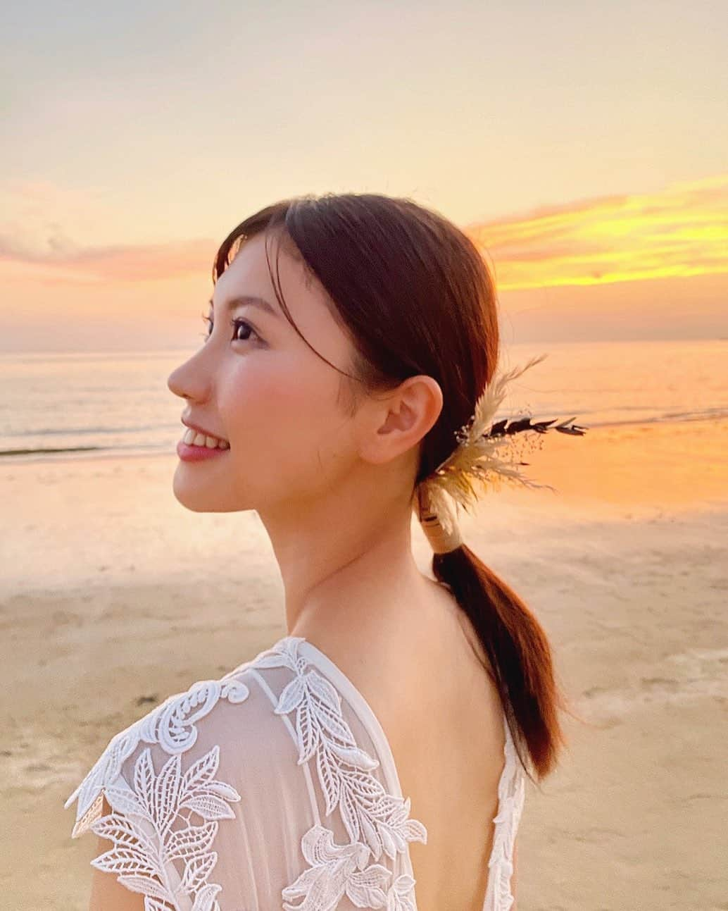 足立沙織さんのインスタグラム写真 - (足立沙織Instagram)「🤍🕊 . . . . . . . . #weddingdress#dress#wedding#sunset#sunset_pics#fukuoka#fukuokapics#weddinghair#saori__works#adc__bridal  #ハレノヒ#ブライダル#ウェディングドレス#ウェディング#ウェディングヘア」8月25日 21時02分 - sao_ri_17