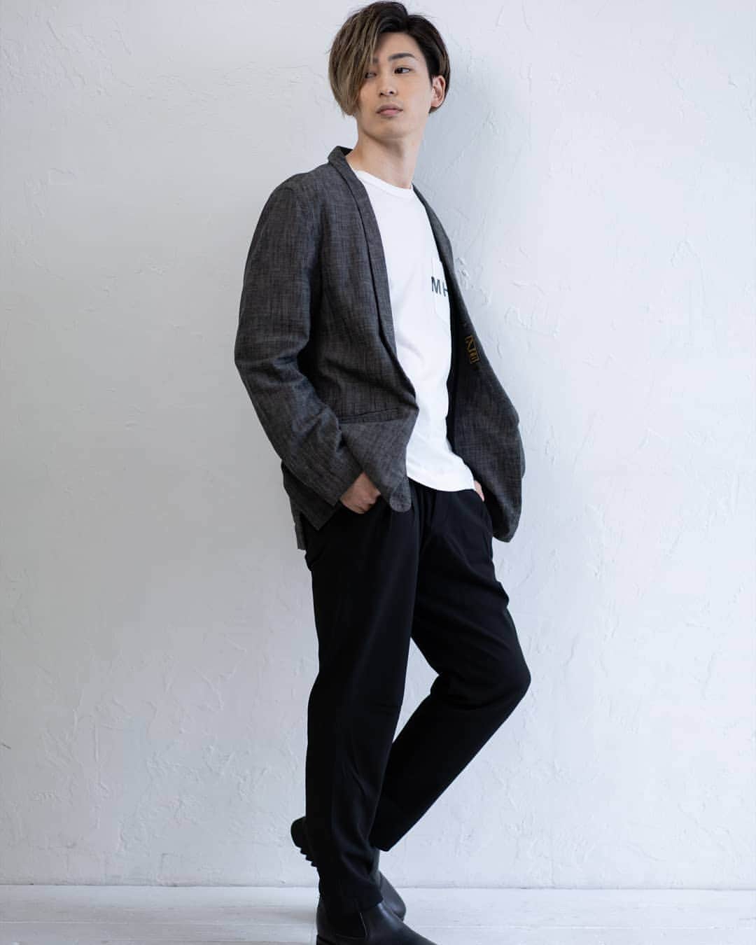 塩田康平のインスタグラム：「モデルかなんかなん  #ファッションモデルと勘違いしとる #勘違い立ち #恥ずかしい #恥ずかしおた #モデル立ち #モデルに失礼 #ひまわりファンクラブ用の写真のオフショット #ファンクラブ主導のモデル立ち #まいった笑 #左足曲げるな #恥ずかしい #塩田康平 #streetshooting #streetsnap #塩スタグラム #塩スタ」