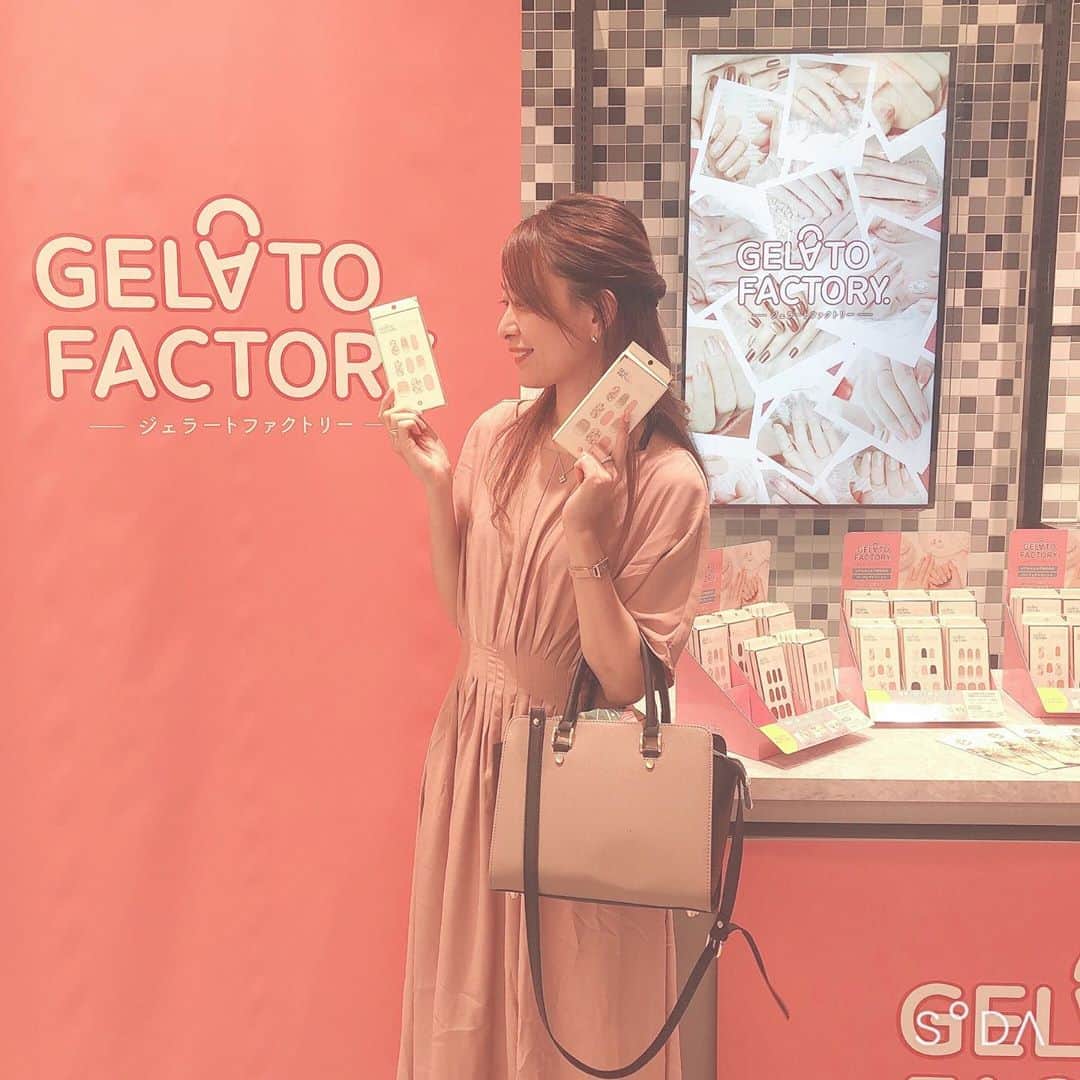 菊池かなこのインスタグラム：「. ネイルシールの @gelatofactory_jp のpopupshop🏠 渋谷スクランブルスクエア6Fで 9/2までやっています✨ . ネイルシールが楽すぎて すっかりジェルネイルやらなくなった。。 . 100均のを使っていることもあるけど やっぱり持ちが少し短くて ジェラートファクトリーのネイルシールは 持ちが良くて好きだしデザインも豊富でオシャレ✨ . シールを貼るだけなのに ジェルで硬化したのと変わらない仕上がり👌 . 3000円以上購入でポーチが貰えるみたいです🤍 . . ୨୧┈┈┈┈┈┈┈┈┈┈┈┈┈┈┈┈┈୨୧ #ジェラートファクトリー#渋谷スクランブルスクエア #ネイルシール#ジェルネイル#ジェルネイルシール #ネイル#ハンドネイル#フットネイル」
