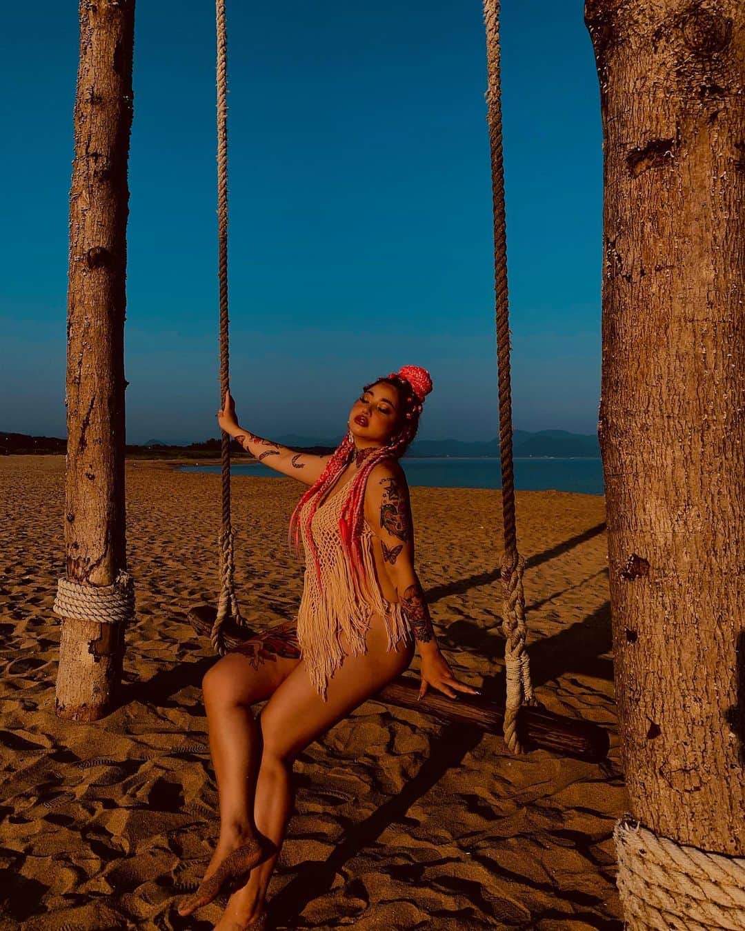 Aiさんのインスタグラム写真 - (AiInstagram)「💙☁️🏜☀️💙 . . 朝方の海って大好き🏜🐆 . . 🤎 #swimsuit @bostezo_ 🤎 🤍 #earrings @_______ang 🤍 . . #seaphotography #sunrisephotography #pinkbraids #braidstyles #水着 #swimsuitseason」8月25日 21時06分 - ai_tinker_b