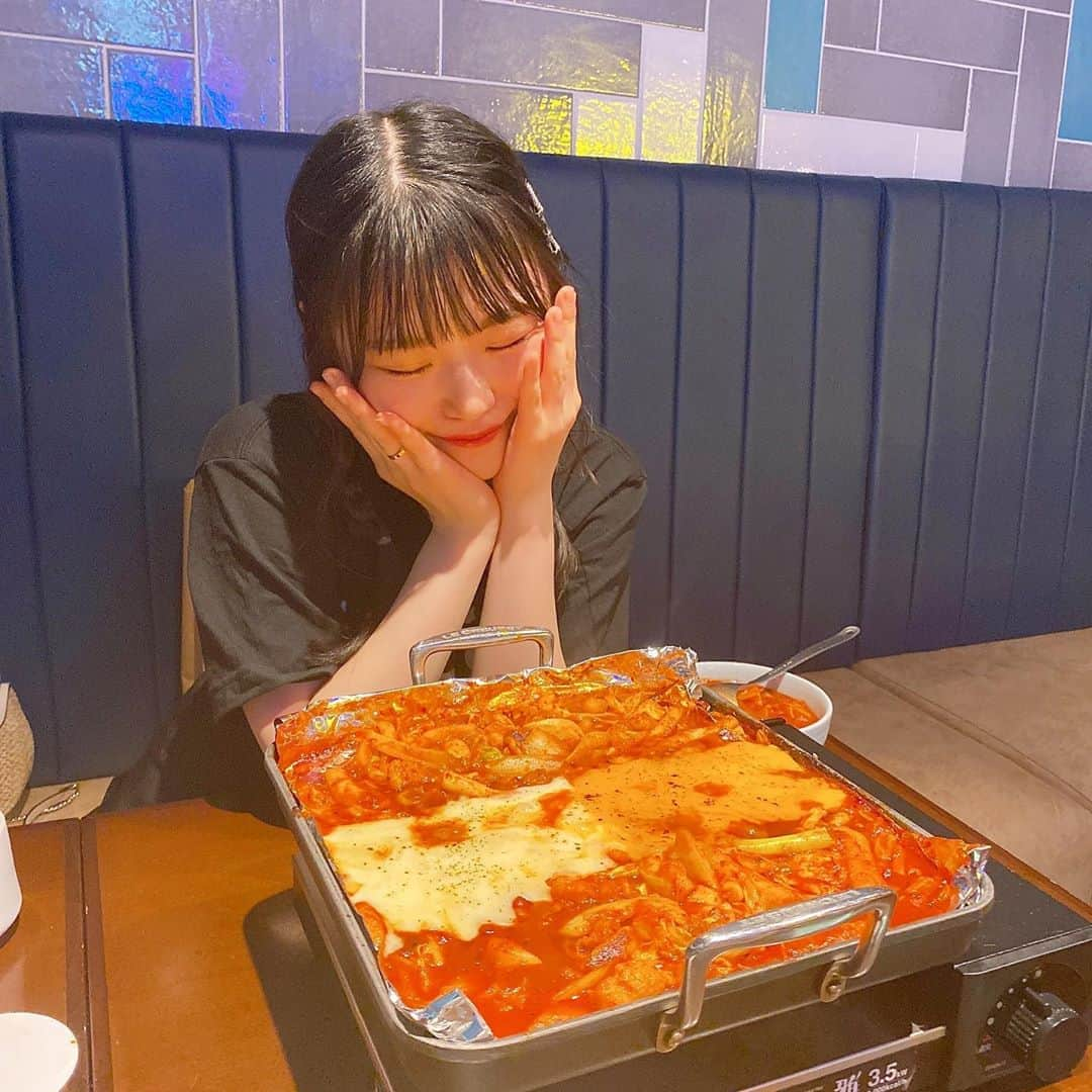 出口結菜さんのインスタグラム写真 - (出口結菜Instagram)「《🐙#難波　#ダンミ恋愛ポチャ》﻿ ﻿ 🇰🇷チーズオサムプルコギコース（¥3000ぐらい）﻿ ﻿ ﻿ ﻿ ﻿ ﻿ 大切な友達がお誕生日プレゼントとして連れて行ってくれた韓国料理店‼️‼️﻿ ﻿ ﻿ ﻿ ﻿ ﻿ ずっと前から気になってたからめっちゃ嬉しい😳✨﻿ ﻿ ﻿ ﻿ ﻿ お店の階段を下がって行くんやけど色とりどりのライトに照らされてためっちゃテンション上がるし、﻿ ﻿ 店内は光は落ち着いてるんやけど、色とりどりでかわいい！💗﻿ ﻿ ザ！韓国のお店！﻿ ﻿ お皿やソファとかも可愛いの！﻿ 　﻿ ﻿ ﻿ ﻿ ﻿ 私はコースにしてんけど、ほんまにこれはメンバーにもオススメしまくったぐらい美味しかった🤩﻿ ﻿ メニューは﻿ ⭐︎ミニサイズおかゆ﻿ ⭐︎キムチorナムル（3種類）私はキムチ﻿ ⭐︎トマトサラダ﻿ ⭐︎チャプチェ（海鮮or牛肉）→私は牛肉﻿ ⭐︎チヂミ（キムチorニラorチーズ）→私はキムチ﻿ ⭐︎チーズオサムプルコギ﻿ ⭐︎炒めご飯﻿ ⭐︎デザート🍨﻿ ﻿ ﻿ サラダ🥗はしっかり具材が入っていて、とにかくトマトが大きくてシャキッとした食感で美味しかった！﻿ 　﻿ 上にフライドオニオンやナッツ🥜がのってて、色んな味を楽しめるからすっごい美味しい！﻿ ﻿ ﻿ ﻿ チャプチェは、、、﻿ お肉好きとしては牛肉にして大正解‼️‼️‼️﻿ ﻿ 牛肉の脂がチャプチェと合ってめっちゃ美味しい🤩🤩🤩﻿ ﻿ しかもタレも辛すぎなくて美味しすぎる、！後からスパイシー感はあるけど、それも私は好きやったなぁ🥰﻿ ﻿ これはほんまに友達も目をまるまるにして美味しいって言ってたから間違いないです‼️‼️‼️笑﻿ ﻿ お肉が柔らかくて、タレが隅々まで染み渡ってるし、﻿ でもタレも濃すぎひんし、最高。﻿ ﻿ ﻿ ﻿ ﻿ チヂミは安定。大好き。秒でなくなりました。（笑）﻿ ﻿ 外側はカリカリめで、でも中にぎっしりと具材が入ってるから食べ応えある。﻿ ﻿ ペロリです！﻿ ﻿ キムチも辛すぎなくて美味しい✌️﻿ ﻿ ﻿ ﻿ そしてメインの﻿ チーズオサムプルコギ🧀‼️﻿ この料理は初めてたべてんけど﻿ ﻿ イカが入っていて、その風味がよく効いてて、それがすごく美味しいの😳✨﻿ 出汁にもしっかりなっていて、すごい海鮮の主張強めで辛さが紛れる😍‼️﻿ ﻿ チーズも2種類あって、たっぷり🤩﻿ ﻿ 具材もぎっしりで、お肉はぷりぷりっていうより肉肉しくてさっぱりタイプ🍖✊﻿ ﻿ ﻿ 甘さもありつつって感じやねんけど﻿ 結構ピリピリの辛さが強めやから辛いの苦手な方には無理かもしれない、、﻿ ﻿ でも辛いの大好きな方は、ピリピリの刺激が最高です！﻿ ﻿ ﻿ 最後少し具材を残してお店の方がご飯を入れて可愛い形にしてくれるよっ！﻿ ﻿ これもパクパクいけちゃうけど、﻿ このコースはびっくりするぐらい量が多くて胃袋はち切れるかと思いました✌️﻿ ﻿ でも美味しすぎて、しかも癖になる味ばかりやからお箸が止まらんかったです❤️﻿ ﻿ ﻿ ﻿ \コースだけじゃなくてチキンや一品ものも美味しそうすぎた！/﻿ ﻿ _____________________________________________________﻿ ﻿ ❤️ 中央区西心斎橋2-13-18おおきに西心斎橋birth place B1F Osaka﻿ 💗難波駅から🚶‍♀️10分﻿ 💛アメ村の少し手前﻿ 💚定休日:1月1日﻿ 💙1ドリンク制﻿ 🤍11時半〜翌5時（日曜〜翌1時）﻿ _____________________________________________________﻿ ﻿ #なんば #アメ村 #西心斎橋 #チーズオサムプルコギ #🧀 #🇰🇷  #難波グルメ #難波ディナー #韓国料理 #韓国 #プルコギ #チヂミ #キムチ #辛い #辛いもの好き #辛 #トッポギ #コース #ディナー #dinner  #instagood #instalike #instafood #food #食べ物 #グルメ #グルメ好きな人と繋がりたい  #ラビグルメ」8月25日 21時17分 - yui_laby0622