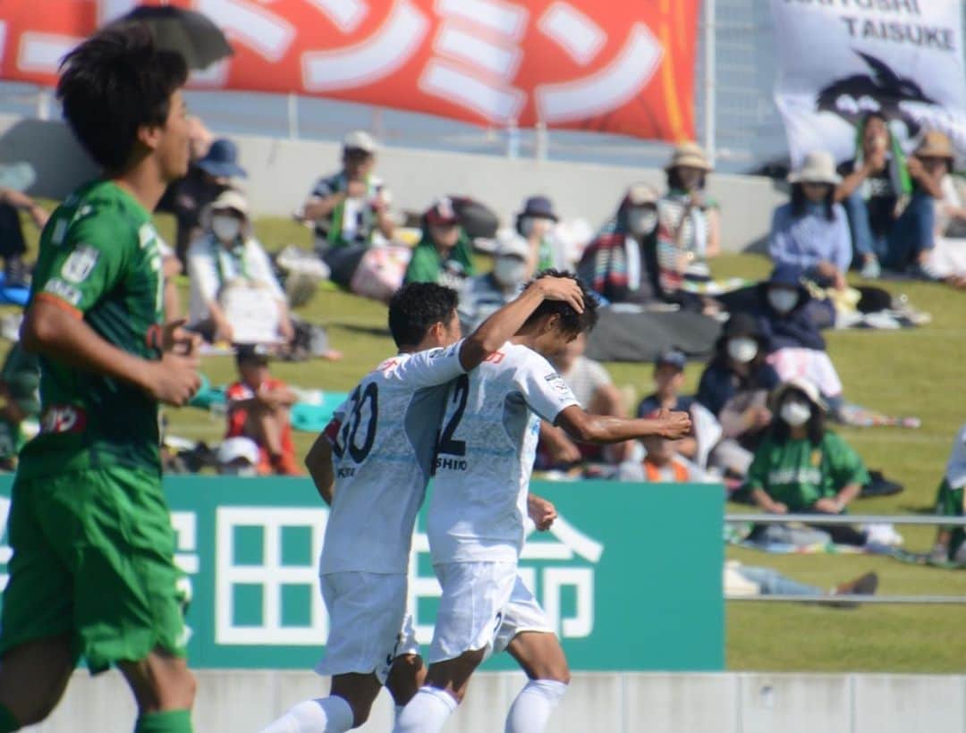 西野貴治さんのインスタグラム写真 - (西野貴治Instagram)「ようやく初勝利できました！ 次はホームで勝ちます！ 復帰後初ゴールもできてよかった！  得点後のアキラさんの背後からの2回タックル。1番喜んでくれてる😚笑」8月25日 21時11分 - n.takaharu