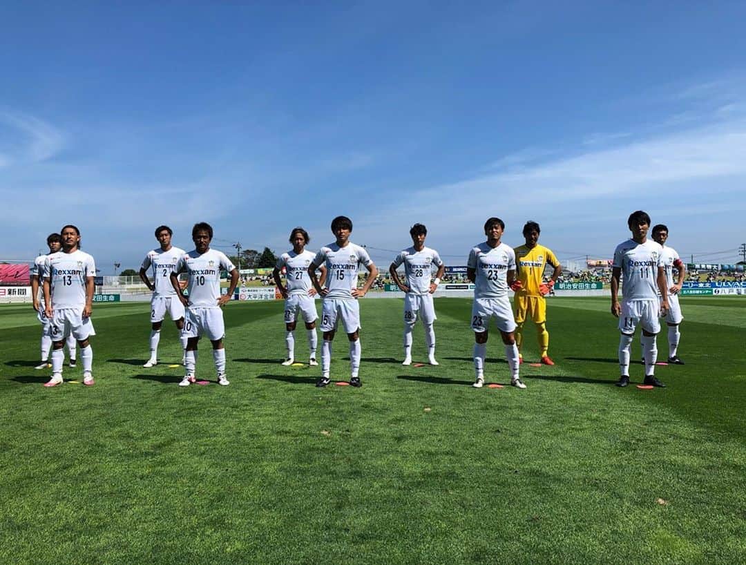 西野貴治のインスタグラム：「ようやく初勝利できました！ 次はホームで勝ちます！ 復帰後初ゴールもできてよかった！  得点後のアキラさんの背後からの2回タックル。1番喜んでくれてる😚笑」