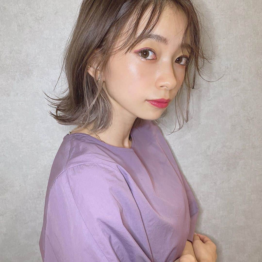 塩川裕美のインスタグラム：「. マスクでも映えるアイメイク🥺💛❤️ . . 薄ーくまぶたにイエローのアイシャドウ、 目尻にピンクのアイライナーで華やかに🌹 . . 二枚目がアップになっててわかりやすいよ☺️ . . . #インナーカラー #インナーカラーボブ #福岡美容室　#暗髪 #サロンモデル #ヘアカタ #ポートレート　#被写体 #大学生　#撮影 #福岡　#天神　#透明感黒髪　#ボブヘアー #福岡サロモ #hairstyle #haircolor #ポイントメイク #メイク #メイク好きさんと繋がりたい #マスクメイク」