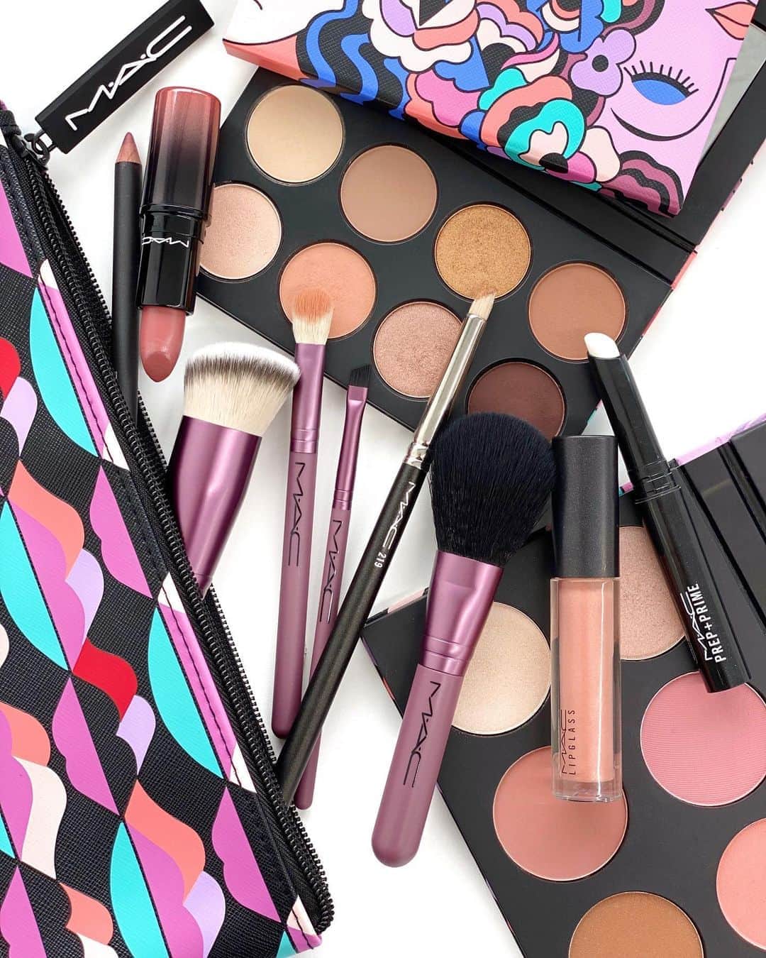 M∙A∙C Cosmetics Japanのインスタグラム：「本日の『新作#MACHauteGossip を使ったユニセックスメイク』の #MACインスタライブ で使用した製品はこちらです👇 With MAYUKO MOGAMI＆TAKUYA KURANO @mayuko_m424  @beautyluluchannel  @mac_lumineest.shinjuku   ご視聴いただいた皆さま、有難うございました✨ まだの方はIGTVからぜひご覧くださいませ。 ㅤ 1️⃣ハンサムガールメイク(MAYUKO MOGAMI) 使用製品は画像1枚目/仕上がりは画像2枚目をチェック👉 ㅤ EYES ☑M•A•C プレップ プライム 24hアワー エクステンド アイベース ☑アイ キット： ウォーム(# 217*・# 208*・# 219 ブラシ) FACE ☑オール スター フェイス パレット (# 129*) ☑ライトフル C+ SPF 30 ファンデーション(# 170*)  ☑フィニッシング タッチーズ キット LIPS ☑︎プレップ プライム リップベース ☑ラブ ミー リップ キット：ニュートラル  2️⃣プリティボーイメイク(TAKUYA KURANO) 使用製品は画像3枚目/仕上がりは画像4枚目をチェック👉 ㅤ EYES ☑M•A•C プレップ プライム 24hアワー エクステンド アイベース ☑アイ キット： クール(# 217*・# 208*) FACE ☑オール スター フェイス パレット(# 129*) ☑フィニッシング タッチーズ キット LIPS ☑︎プレップ プライム リップベース ☑ミニ リップスティック キット(ダブル デート) ㅤ *ブラシ ウィズ ザ ベスト キット内、ブラシを使用 *8月29日（土）全国発売 ㅤㅤ 【公式オンラインショップ限定特典】 ☑︎初回ご購入のお客様へ10% OFFクーポンをプレゼント （クーポンコードwelcome） ㅤ  #MACオートゴシップ #MACCosmeticsJapan #MACCosmetics #MAC #MACコスメ #マックコスメ #コスメ #コスメレポ #化粧品 #デパコス #コスメ部 #コスメマニア #メイク好き#メイク道具#美容大好き#美容好き#メイクプロセス#トレンドメイク#夏メイク#メイクテク#アイメイク#アイシャドウ#アイシャドウパレット#グラデーション#一重メイク#ハイライト#ツヤ肌メイク」