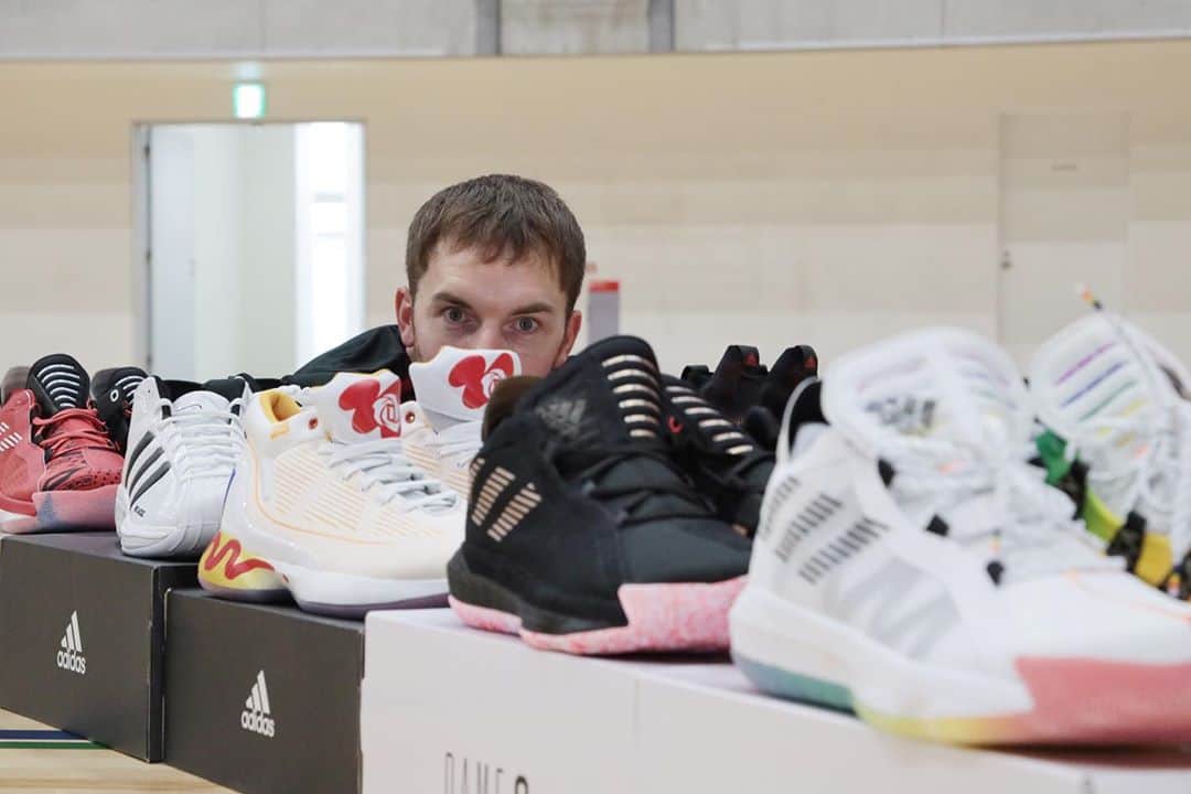 のインスタグラム：「みんなアルバルク東京のYouTubeにあがってる俺と @iamseiyaando3 のadidasのバッシュを紹介する動画見た？？ スニーカー好きってことちょっとは伝わるはず🤩👏✨ #スニーカー　#スニーカー好き #アディダス #sneakers #sneakerhead #adidas」