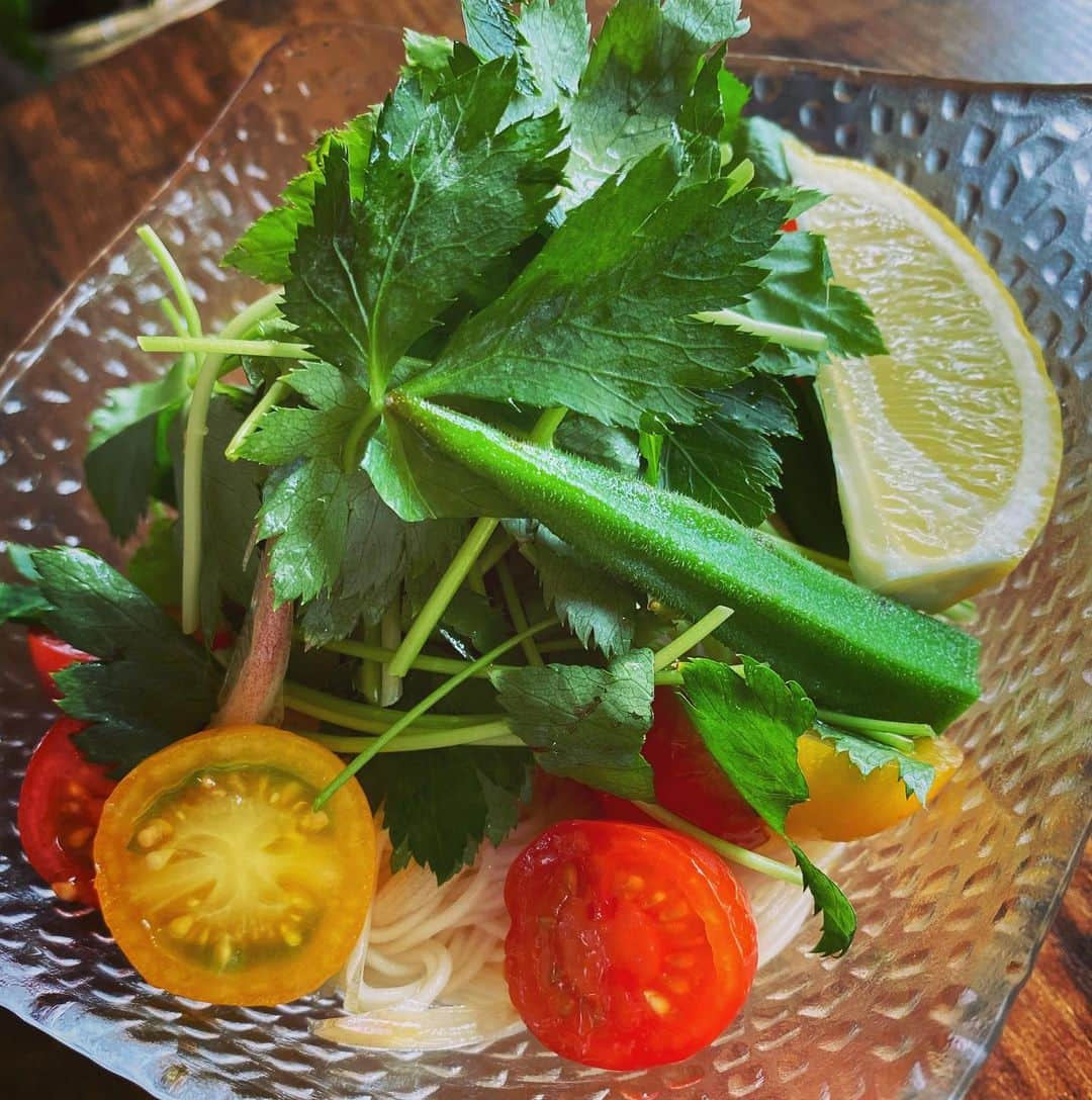 小林佳果さんのインスタグラム写真 - (小林佳果Instagram)「残暑お見舞い申し上げます。  まだまだ暑いからさっぱりと。 レモンとオリーブオイルのおそうめん  皆さんの今日のお昼はなんですか？  #夏野菜たっぷり　 #おうちご飯 #けいカフェご飯」8月25日 12時26分 - keika_kobayashi