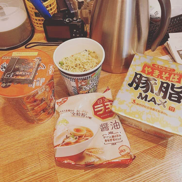 須賀由美子さんのインスタグラム写真 - (須賀由美子Instagram)「今日もbloominありがとう😊 今日は即席ラーメンの日だそうです！抹茶味、思ったよりクリーミー？！ #即席ラーメン記念日」8月25日 12時37分 - tottiyumi