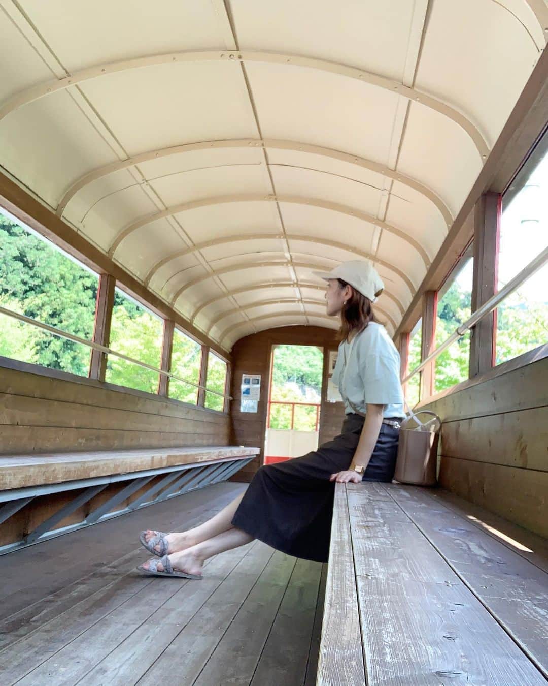 のインスタグラム：「道の駅大好き🧡 大井川鉄道千頭駅となりの「音戯の郷」は、SLの模型に乗る事も出来ました😊 ノスタルジー✨ トトロにハマってる子供達は、「まっくろくろすけいないかなぁ〜」と草むらに入って行きました🤣🤣🤣 . . . #音戯の郷  #道の駅巡り  #大井川鐵道  #大井川鉄道  #千頭駅  #sl  #となりのトトロ #まっくろくろすけ  #ジブリ #スタジオジブリ」
