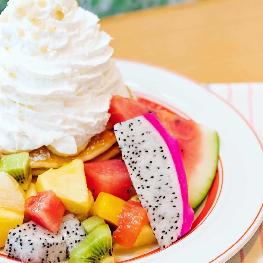 EGGS ’N THINGS JAPANのインスタグラム：「8月31日（月）までの期間限定！ 「 #サマーフルーツパンケーキ 」「 #ココナッツシュリンプカレー 」 が販売中です😊 テイクアウトも可能となっていますので、ご自宅やオフィスでもEggs 'n Thingsのお食事をお楽しみください😌🏠  =================  『 サマーフルーツパンケーキ 』  旬のスイカやドラゴンフルーツなど8種類のフルーツがたっぷりのった彩り豊かなパンケーキです！  販売価格：¥1,580(税別) テイクアウト価格：¥980(税別） 取扱い店舗：国内全店舗（テイクアウト利用可能）  =================  『 ココナッツシュリンプカレー 』  人気のガーリックシュリンプとパクチーをトッピングしたココナッツの香りが広がる“やみつき”カレーです！  販売価格：¥1,380(税別) 取扱い店舗：国内全店舗（テイクアウト利用可能）  =================  #エッグスンシングス #エッグスン #パンケーキ #パンケーキ巡り #カフェ巡り #スイーツ #カフェ部 #限定 #グルメ #グルメ好き #東京グルメ #関西グルメ #summer #fruit #eggsnthings #food #instacafe #cafe #foodstagram #pancake #sweets #instafood #aloha #hawaii #sweettooth #lunch #yummy」