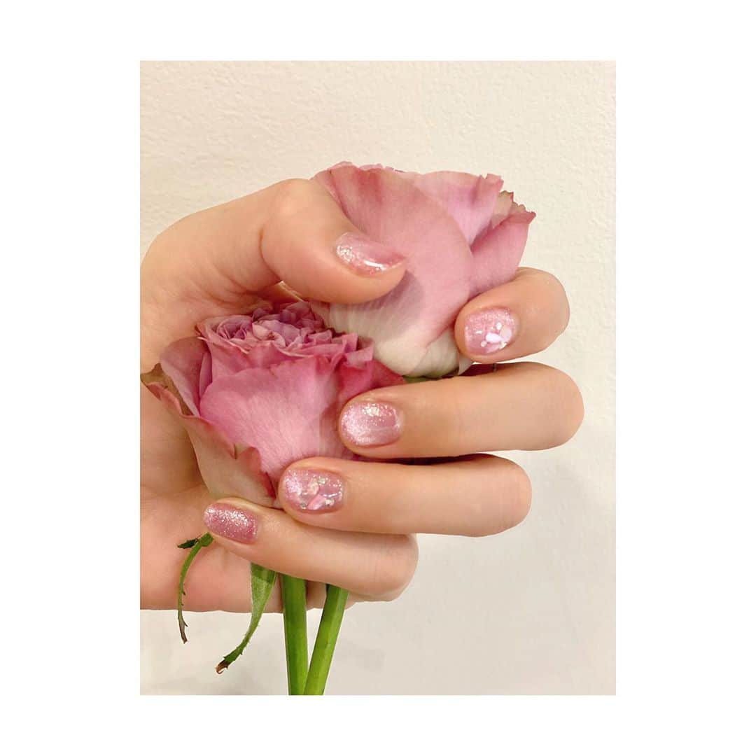 神田うのさんのインスタグラム写真 - (神田うのInstagram)「ネイル見せてとコメントに入っていたのでお見せしますね☺️ 今回は初めてのマグネットネイル💅をやって頂きました☺️ 作る時に中のキラキララメを磁石で移動させて🧲ニュアンスがとても綺麗で気に入りました❤️ @estrellatora  #マグネットネイル#マグネット#ネイル#マグネットネイルデザイン#ネイルデザイン#nail#nails#magnetnail#magnetnails#magnet#naildesign#ローズ#薔薇#ネイルと薔薇#ネイルとローズ#rose#rosé#ローズギャラリー#rosegallery#神田うの#unokanda」8月25日 13時08分 - unokandaofficial