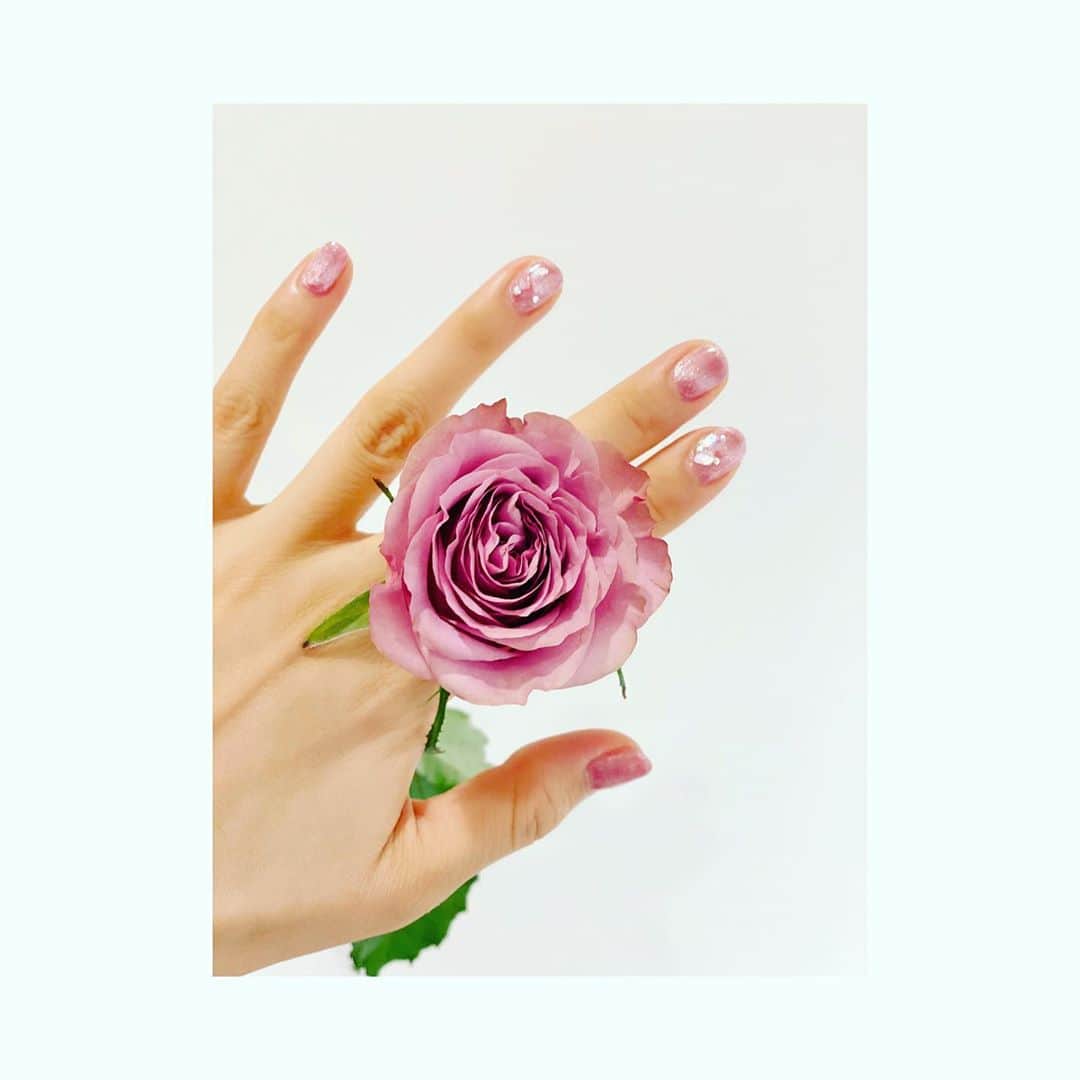 神田うのさんのインスタグラム写真 - (神田うのInstagram)「ネイル見せてとコメントに入っていたのでお見せしますね☺️ 今回は初めてのマグネットネイル💅をやって頂きました☺️ 作る時に中のキラキララメを磁石で移動させて🧲ニュアンスがとても綺麗で気に入りました❤️ @estrellatora  #マグネットネイル#マグネット#ネイル#マグネットネイルデザイン#ネイルデザイン#nail#nails#magnetnail#magnetnails#magnet#naildesign#ローズ#薔薇#ネイルと薔薇#ネイルとローズ#rose#rosé#ローズギャラリー#rosegallery#神田うの#unokanda」8月25日 13時08分 - unokandaofficial