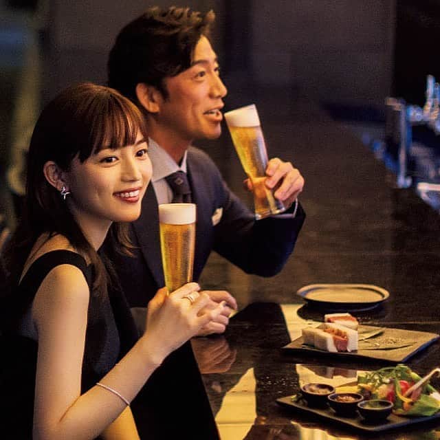 東京カレンダーさんのインスタグラム写真 - (東京カレンダーInstagram)「飲み慣れたビールも「艶やかな最旬レストラン」でならお洒落に楽しめる！﻿ ﻿ 誰にとっても身近なお酒であるビールはカジュアルだからこそ、﻿ あえて艶やかな場所で飲むのが大人の夜に相応しい。  それも最新かつ上質な店であれば、お洒落でスマートに決まるのだ。  そこで月刊誌最新号では、ビールが一番美味しい季節に行くべき注目の新店を紹介。  大切な人や仲間とともに、未知なる空間での乾杯をお楽しみあれ。﻿ ﻿ ﻿ ﻿ ﻿ ーーーーーーー★ーーーーーーーー﻿ @tokyocalendar プロフィールURLの﻿ 東カレweb（アプリ）では、﻿ 高級グルメ情報や話題のレストラン、﻿ 手土産からテイクアウトグルメなど﻿ 東京のグルメ情報を幅広くご紹介。﻿ そして大人気コンテンツ、東カレweb小説や﻿ トレンドニュースも配信しております。﻿ ーーーーーーーーーーーーーーーー ﻿ ﻿ #東カレ#東京カレンダー﻿ #川口春奈#スナップ写真 ﻿ #美女#ビール美女#ビール女子 ﻿ #ビール#ビール好きな人と繋がりたい ﻿ #ビール好き#ビールに合う ﻿ #東京グルメ#ビアバー﻿ #ビストロ#金子ノブアキ﻿ #ケンドーコバヤシ#アマン東京﻿ #ビアバー#東京ビアバー﻿ #光石研#比嘉愛未﻿ #ケンドーコバヤシ#亀梨和也﻿ ﻿」8月25日 13時01分 - tokyocalendar