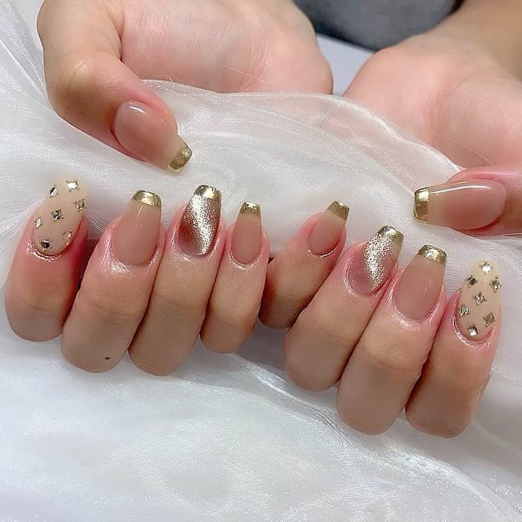 姫奈のインスタグラム：「. . New nail 💅🌈💅🌈 . ずっとやりたかったマグネットネイル🧲 めっーちゃ可愛いすぎてお気に入り😚 @aoi_parkbytokyo さん、上手すぎ天才💕 . 毎回可愛すぎて、ネイル行くたびに 旦那さんに『どう？🥺』って自慢してる笑 . . #ネイル #ネイルデザイン #マグネットネイル #マグネット #ジェルネイル」